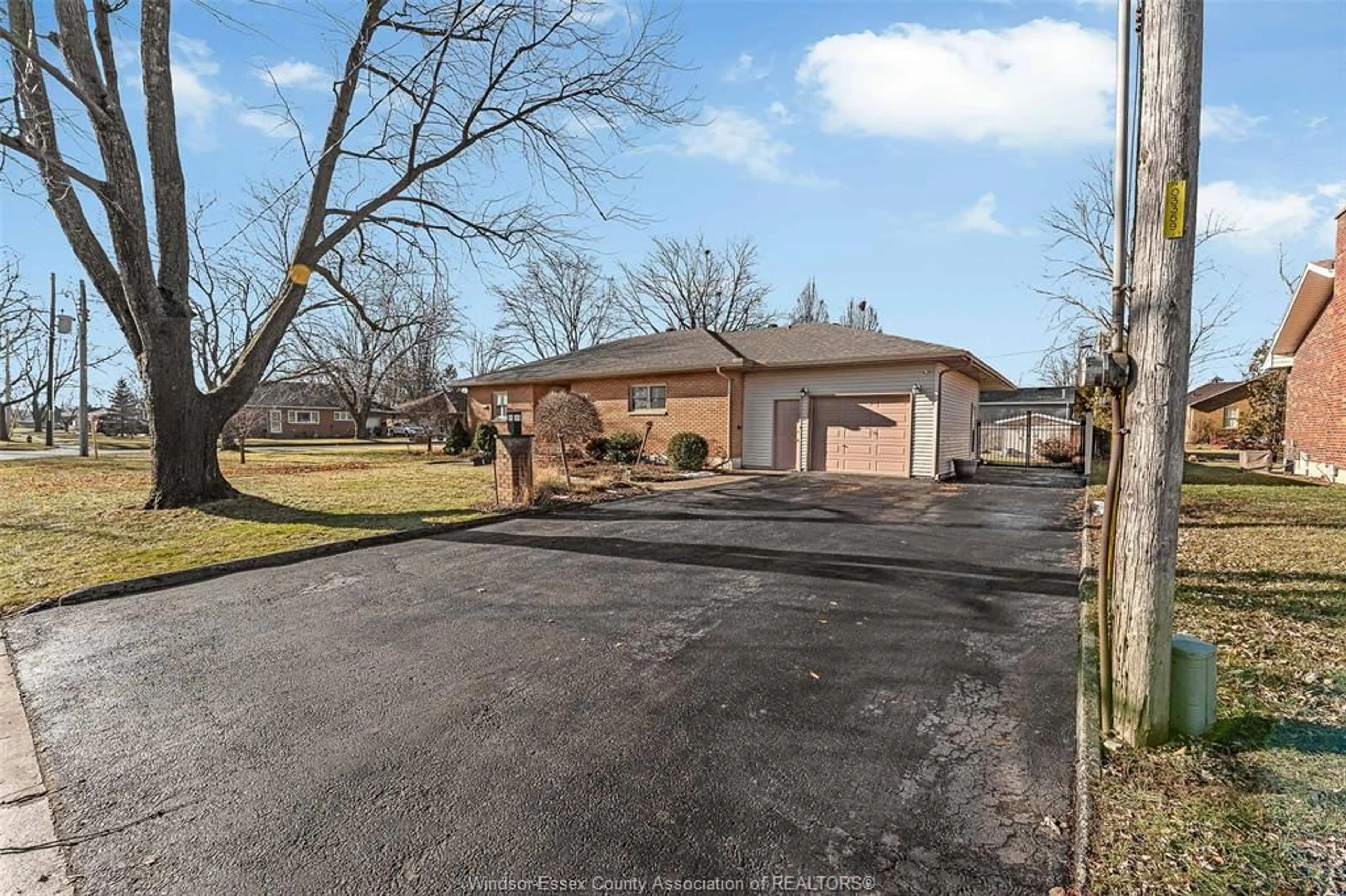 A pic from outside/outdoor area/front of a property/back of a property/a pic from drone, street for 4 ELMWOOD, Tilbury Ontario N0P 2L0