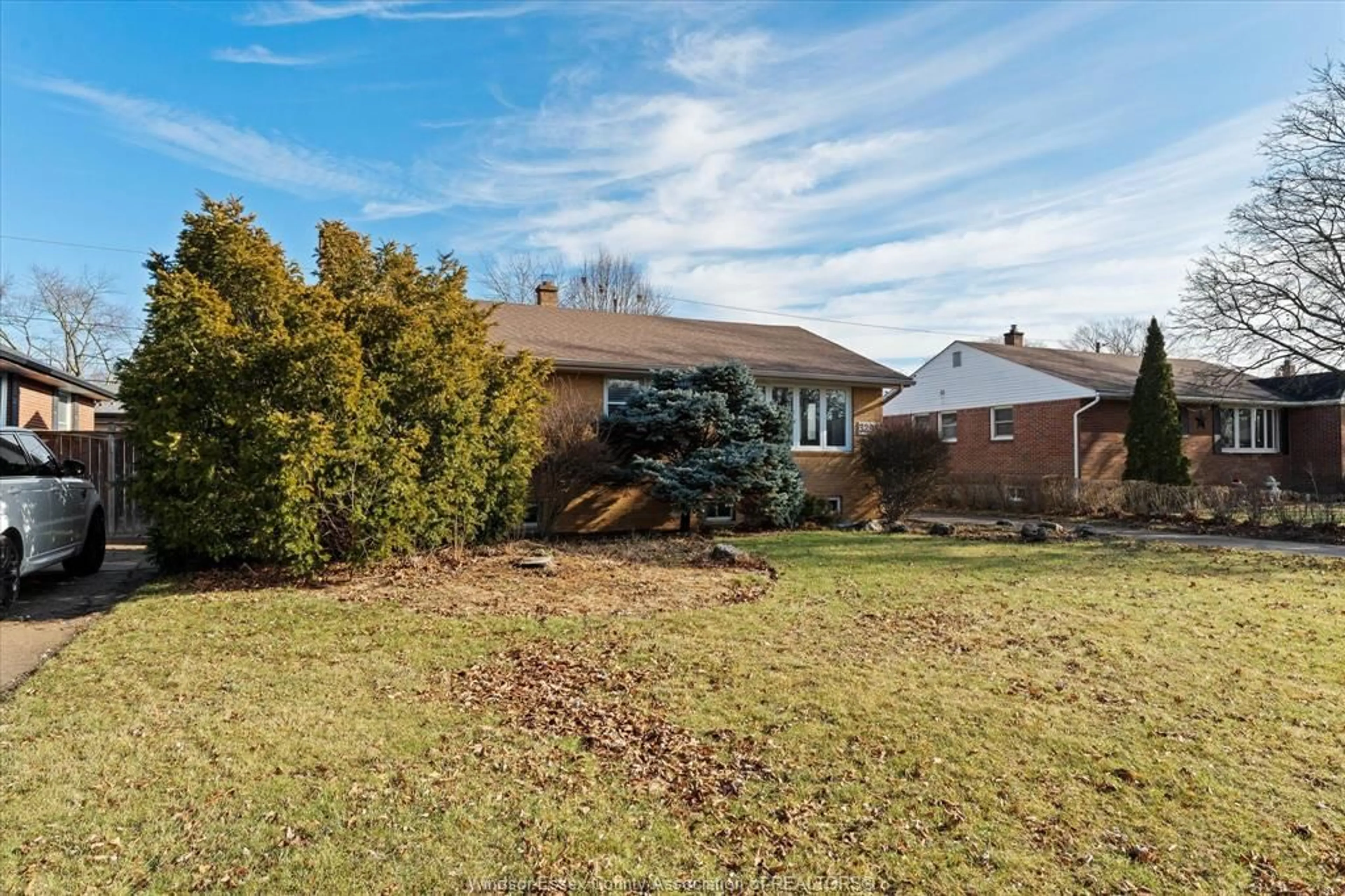 A pic from outside/outdoor area/front of a property/back of a property/a pic from drone, street for 3296 MAISONNEUVE Ave, Windsor Ontario N9E 1Y7