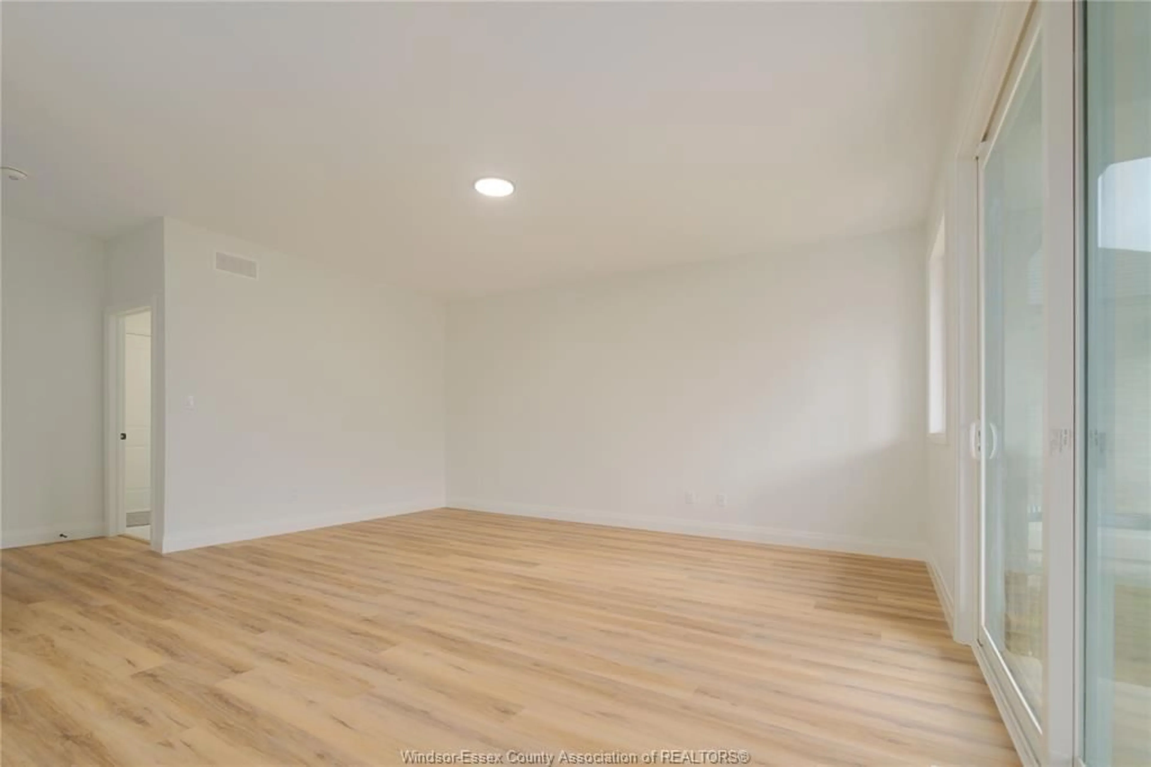 A pic of a room for 711 Elliot Point Rd, Amherstburg Ontario N9V 0H1