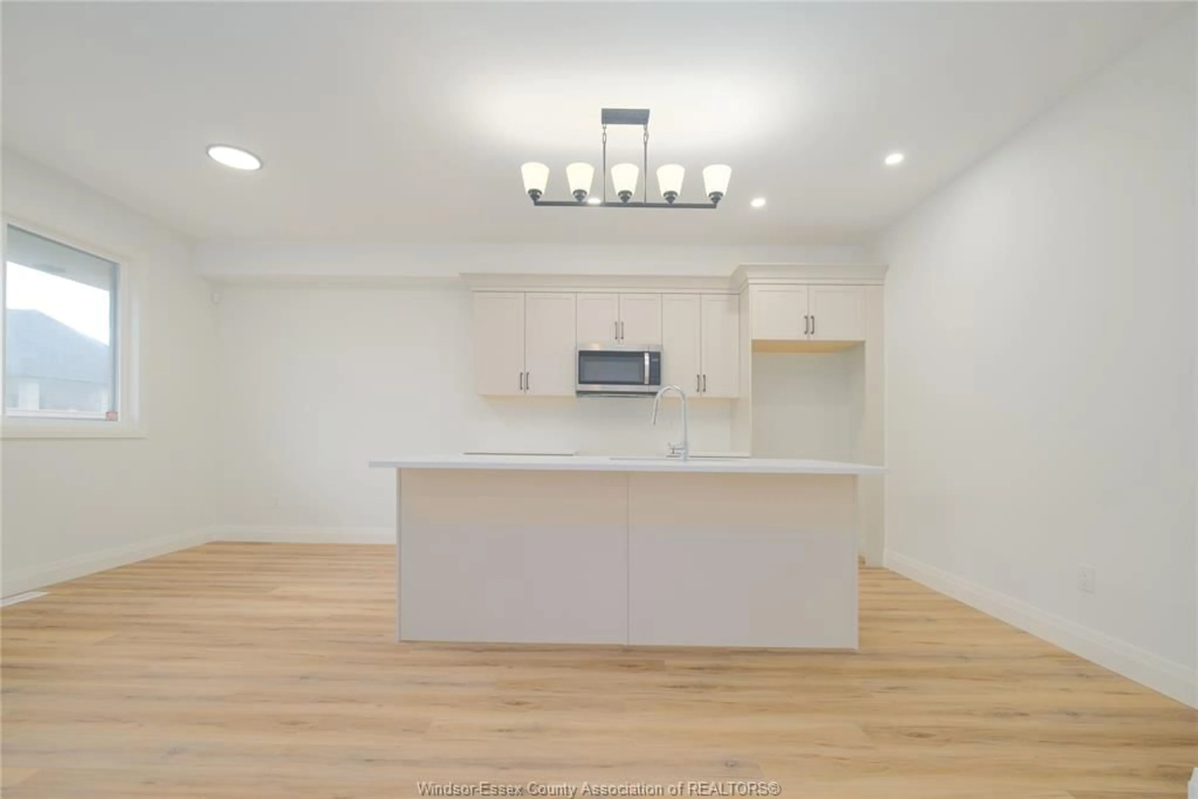 Open concept kitchen, wood/laminate floor for 711 Elliot Point Rd, Amherstburg Ontario N9V 0H1