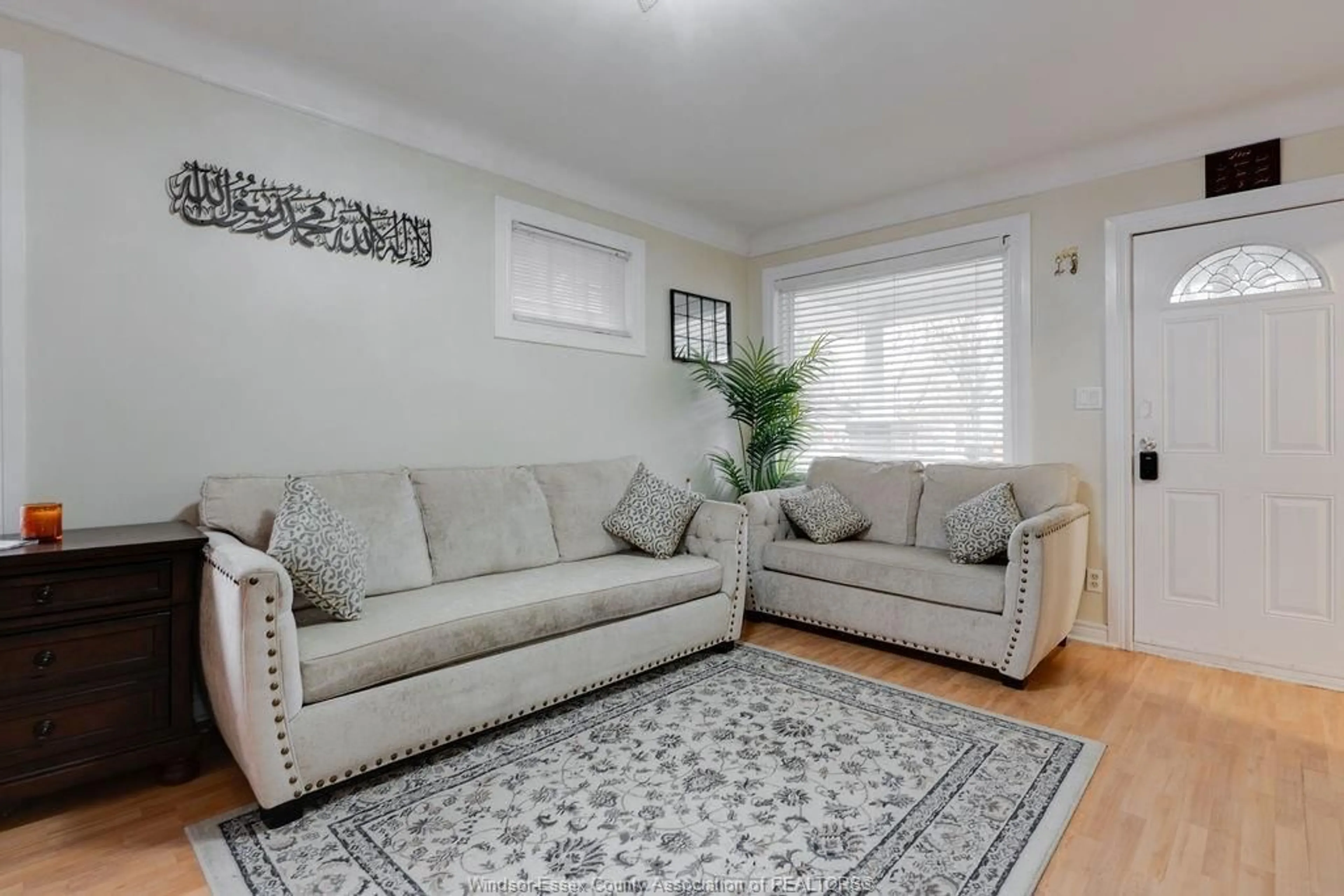 Living room with furniture, carpet floor for 384 SOUTH ST, Windsor Ontario N9C 2W5