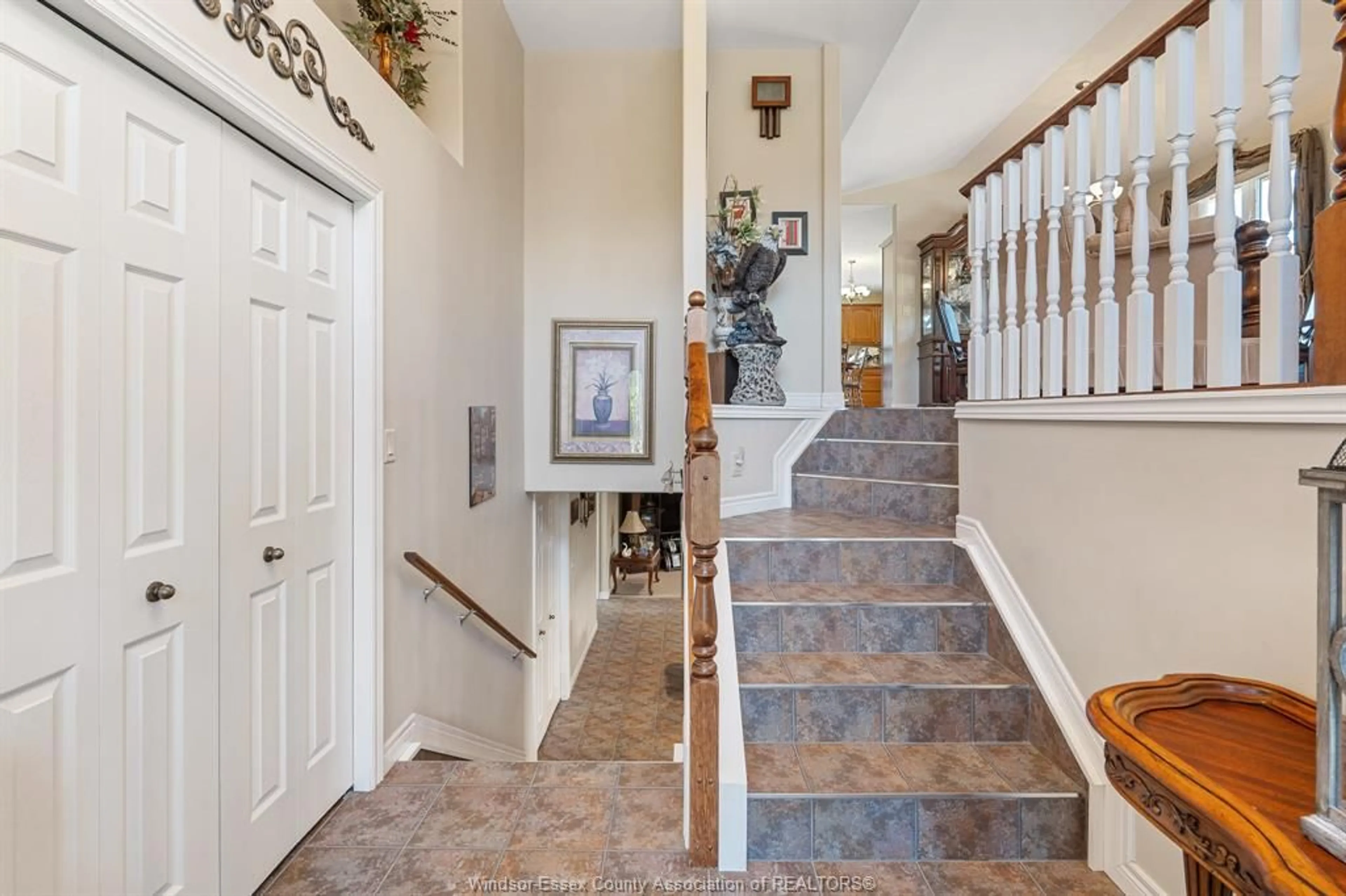 Indoor entryway for 4 Francesco Crt, Leamington Ontario N8H 5M4