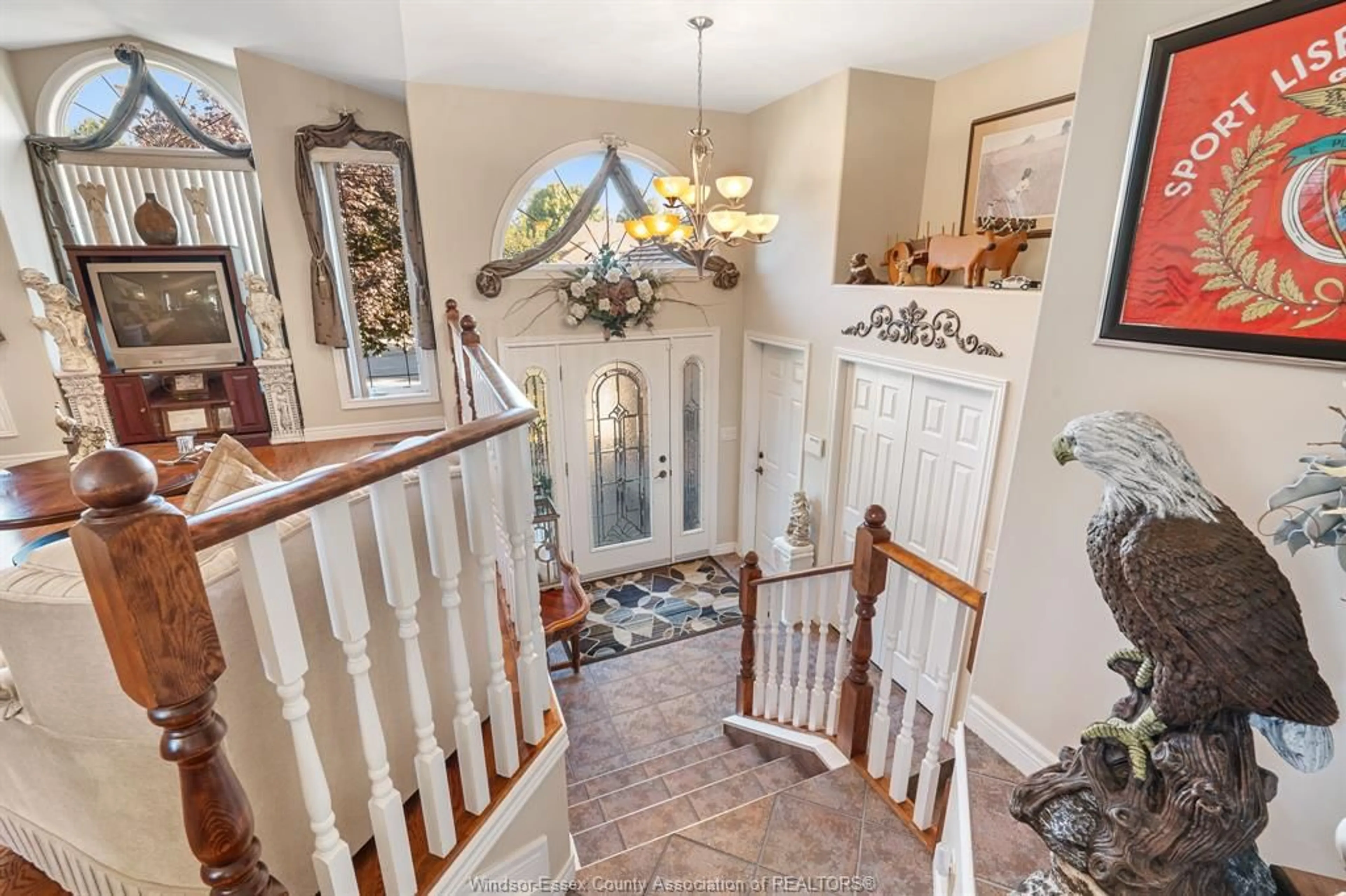 Indoor entryway for 4 Francesco Crt, Leamington Ontario N8H 5M4