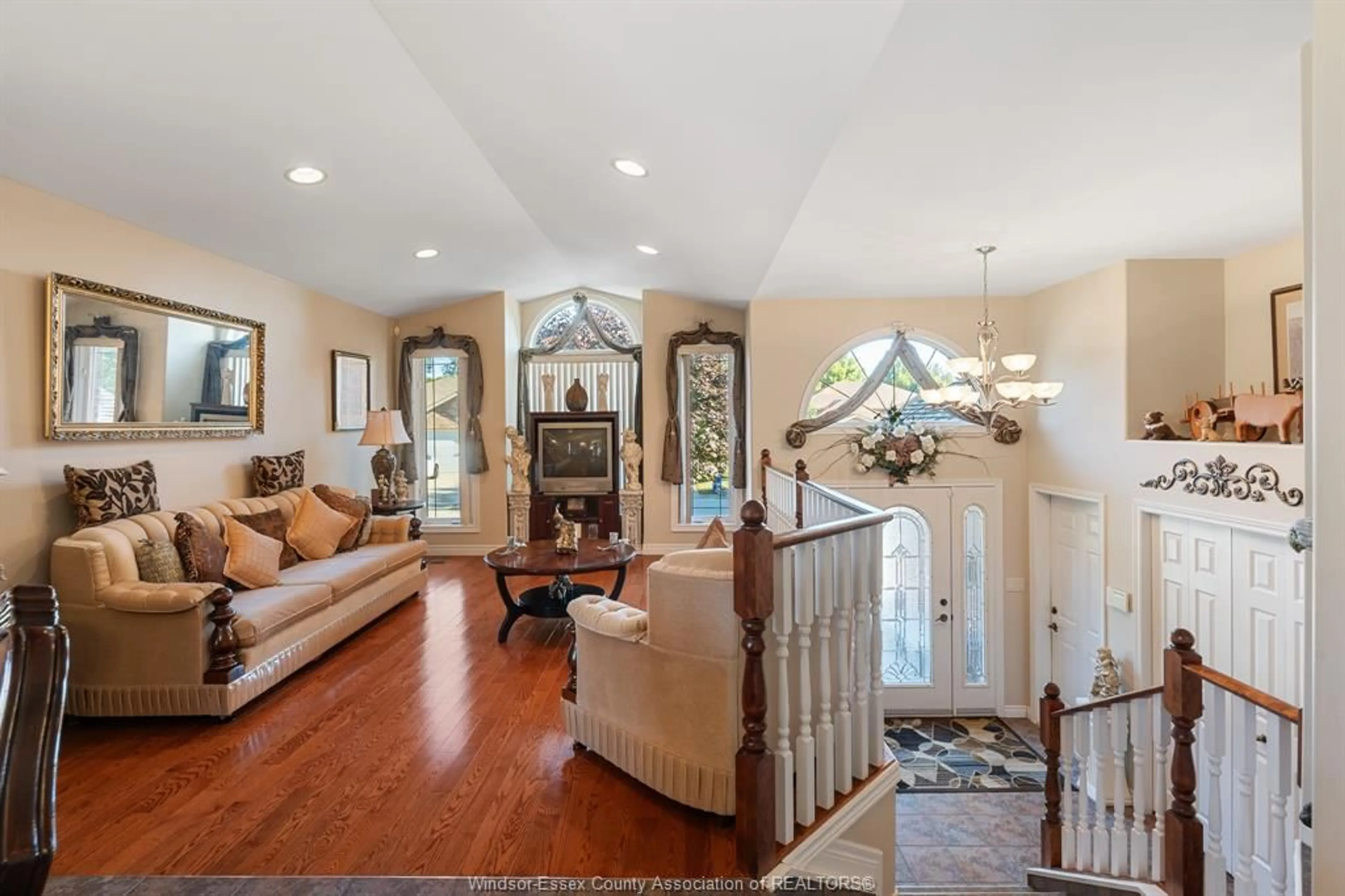 Unknown for 4 Francesco Crt, Leamington Ontario N8H 5M4