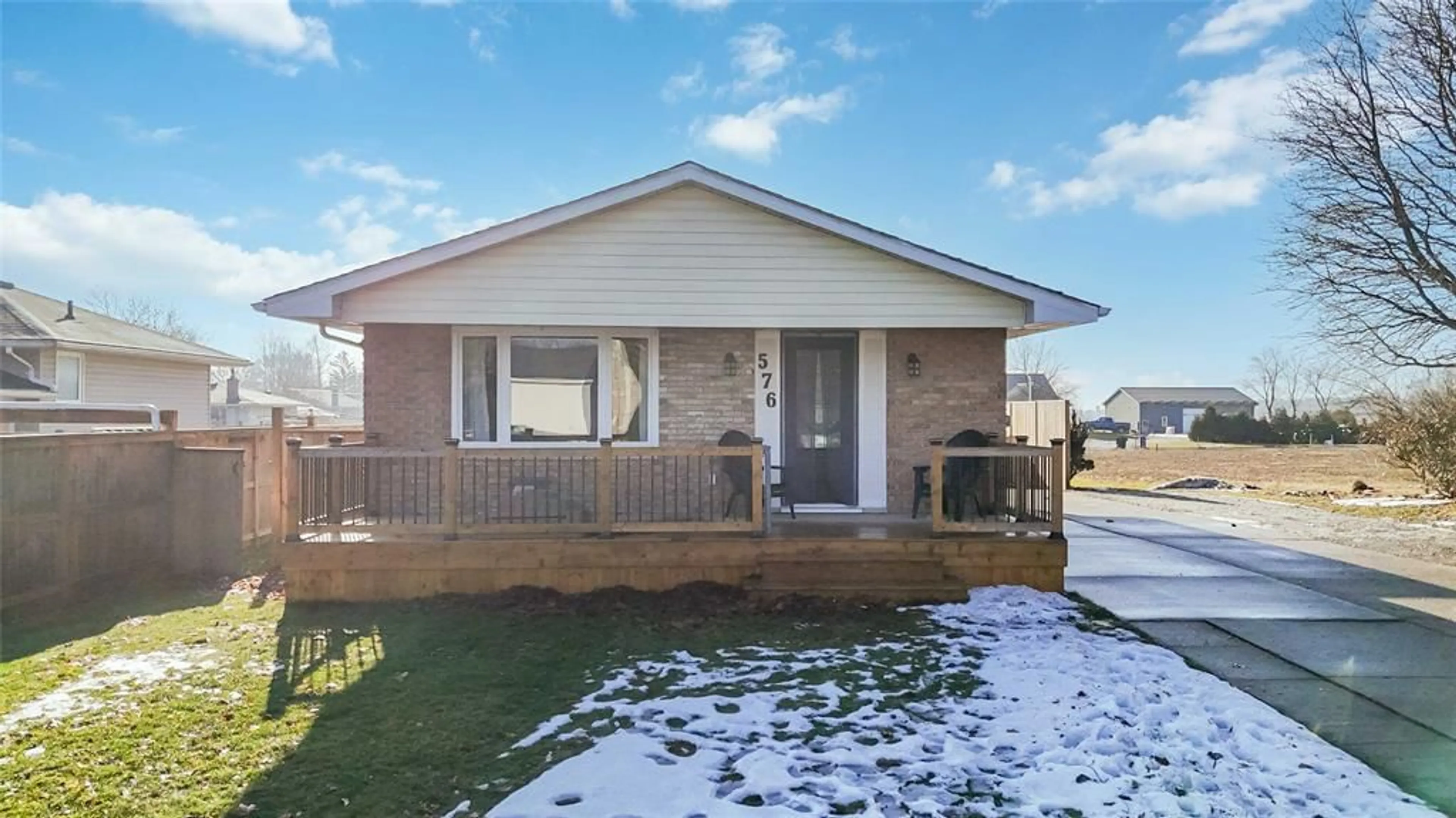 Home with vinyl exterior material, unknown for 576 FRONT St, Plympton-Wyoming Ontario N0N 1T0