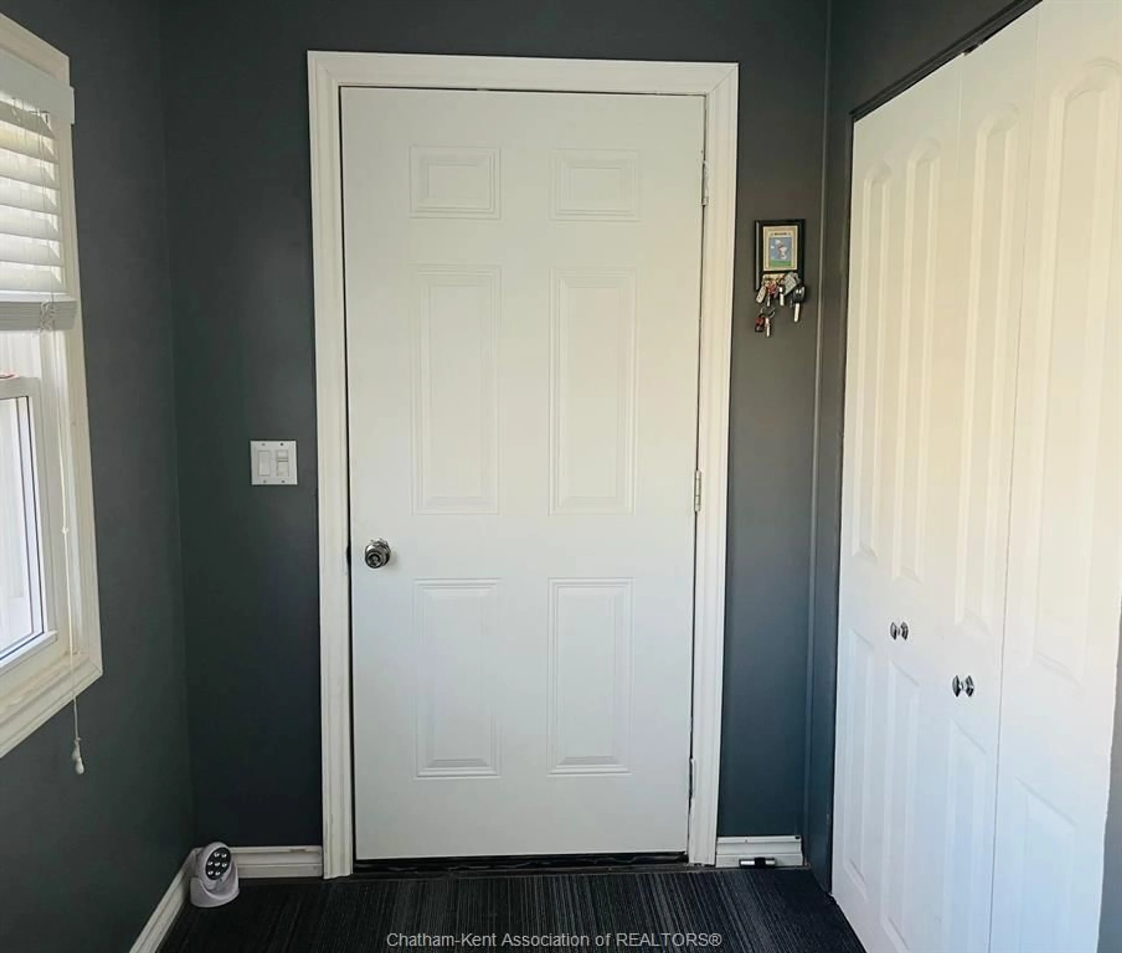 Indoor entryway for 36 O'Neil St, Chatham Ontario N7M 3A3