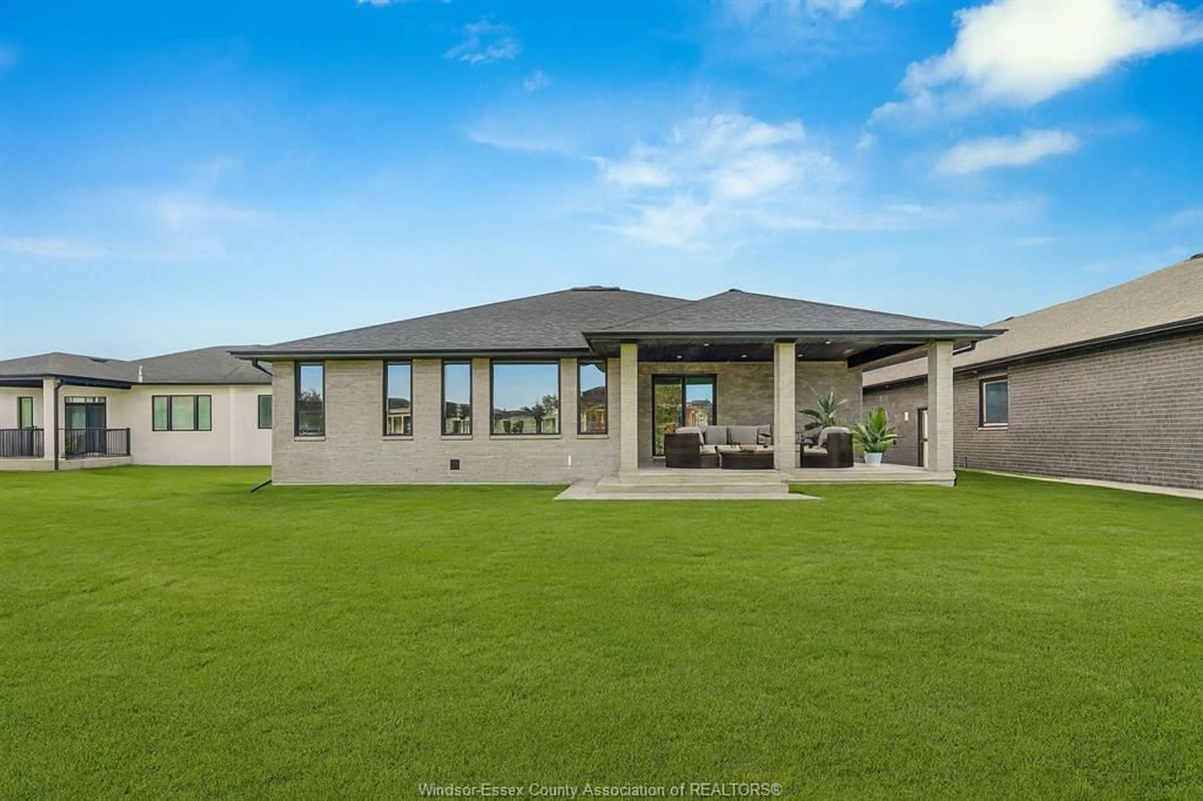 Home with vinyl exterior material, building for 1924 SANNITA, Kingsville Ontario N9Y 0G5