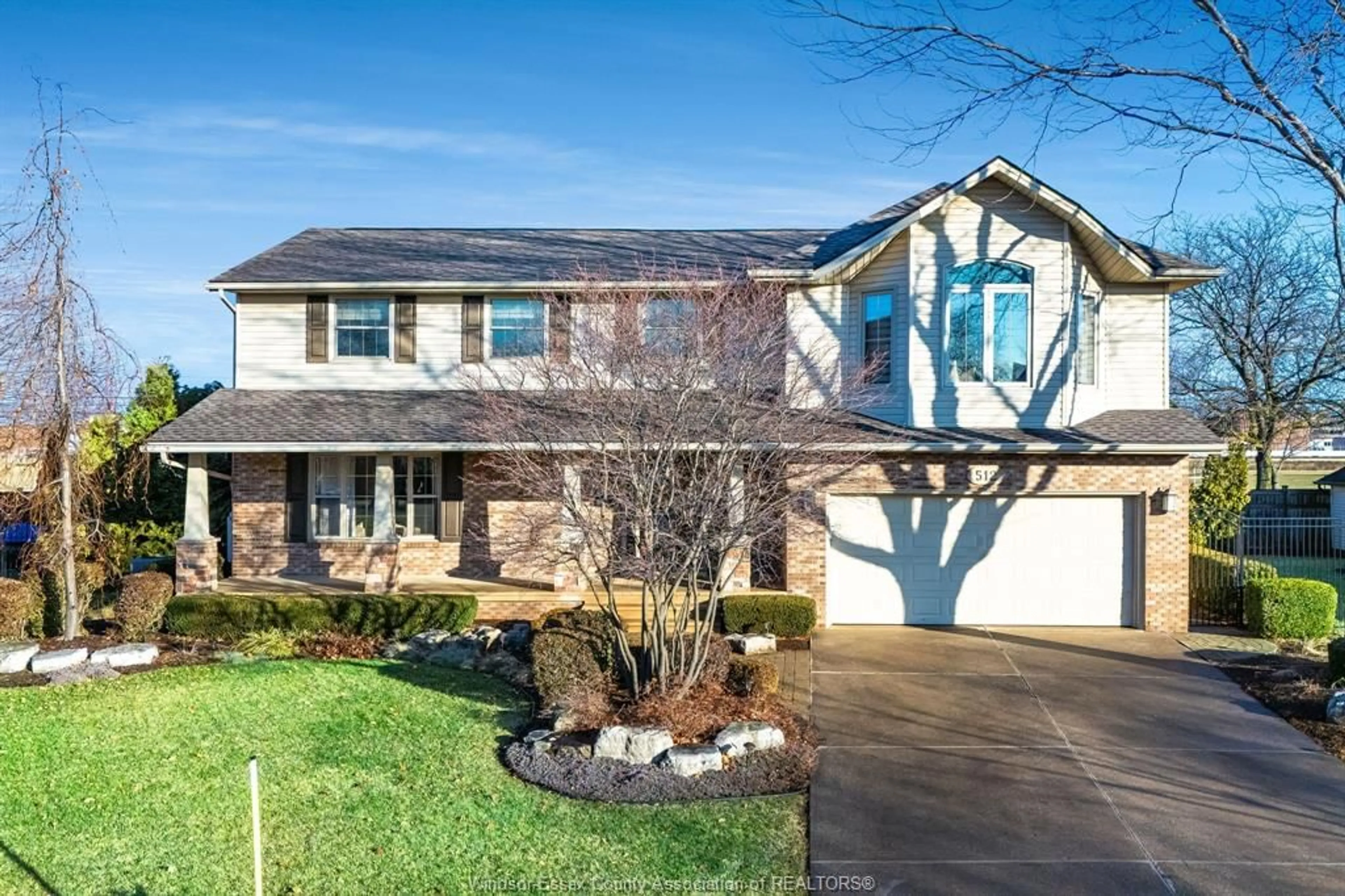 Home with vinyl exterior material, street for 512 Cambridge Crt, Tecumseh Ontario N8N 4B4