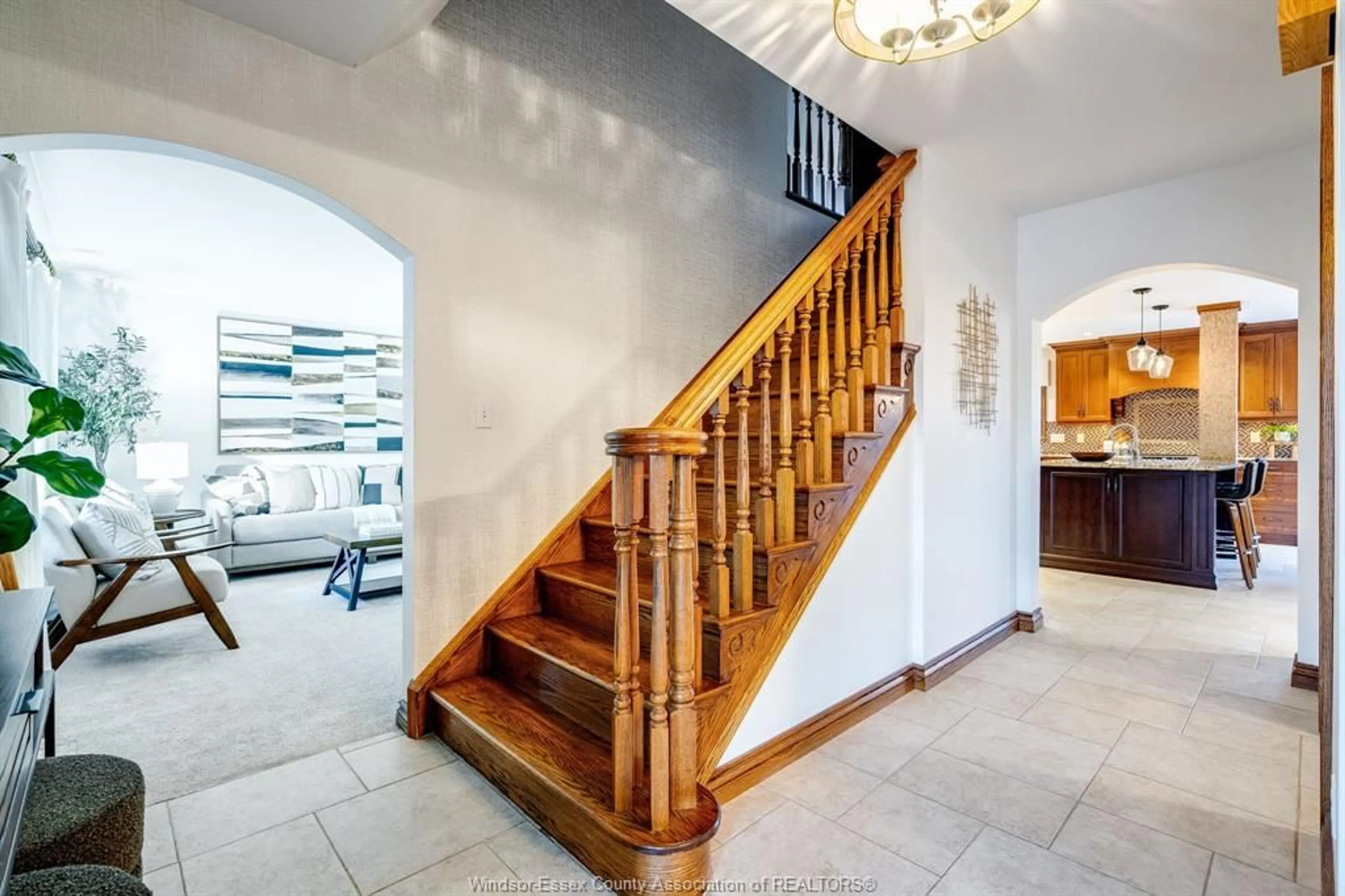 Indoor foyer for 512 Cambridge Crt, Tecumseh Ontario N8N 4B4