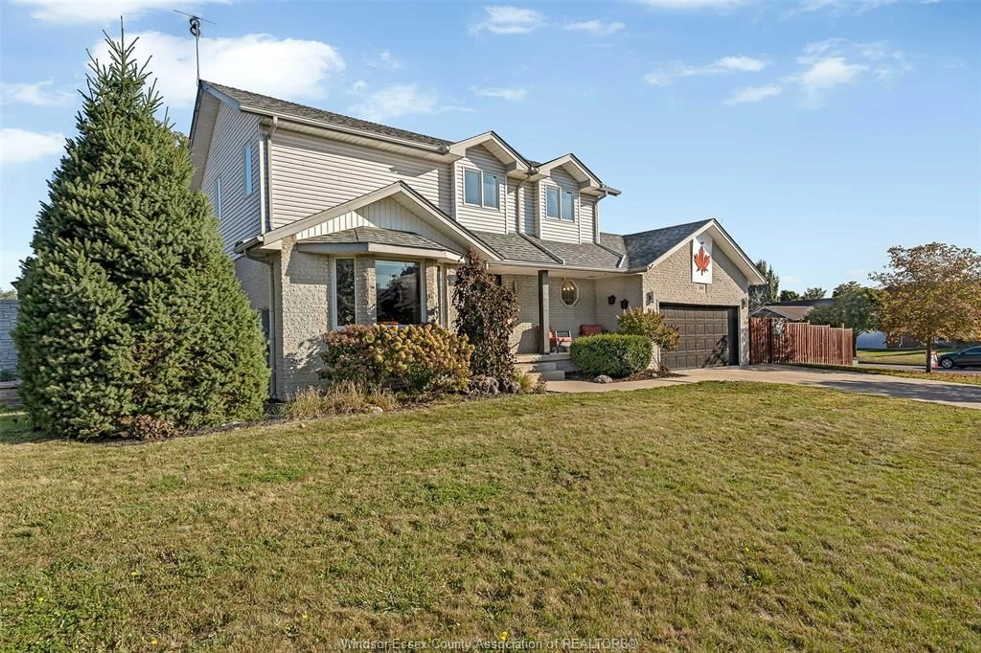 Home with vinyl exterior material, street for 360 RIDGEVIEW Pl, Amherstburg Ontario N9V 3Y6