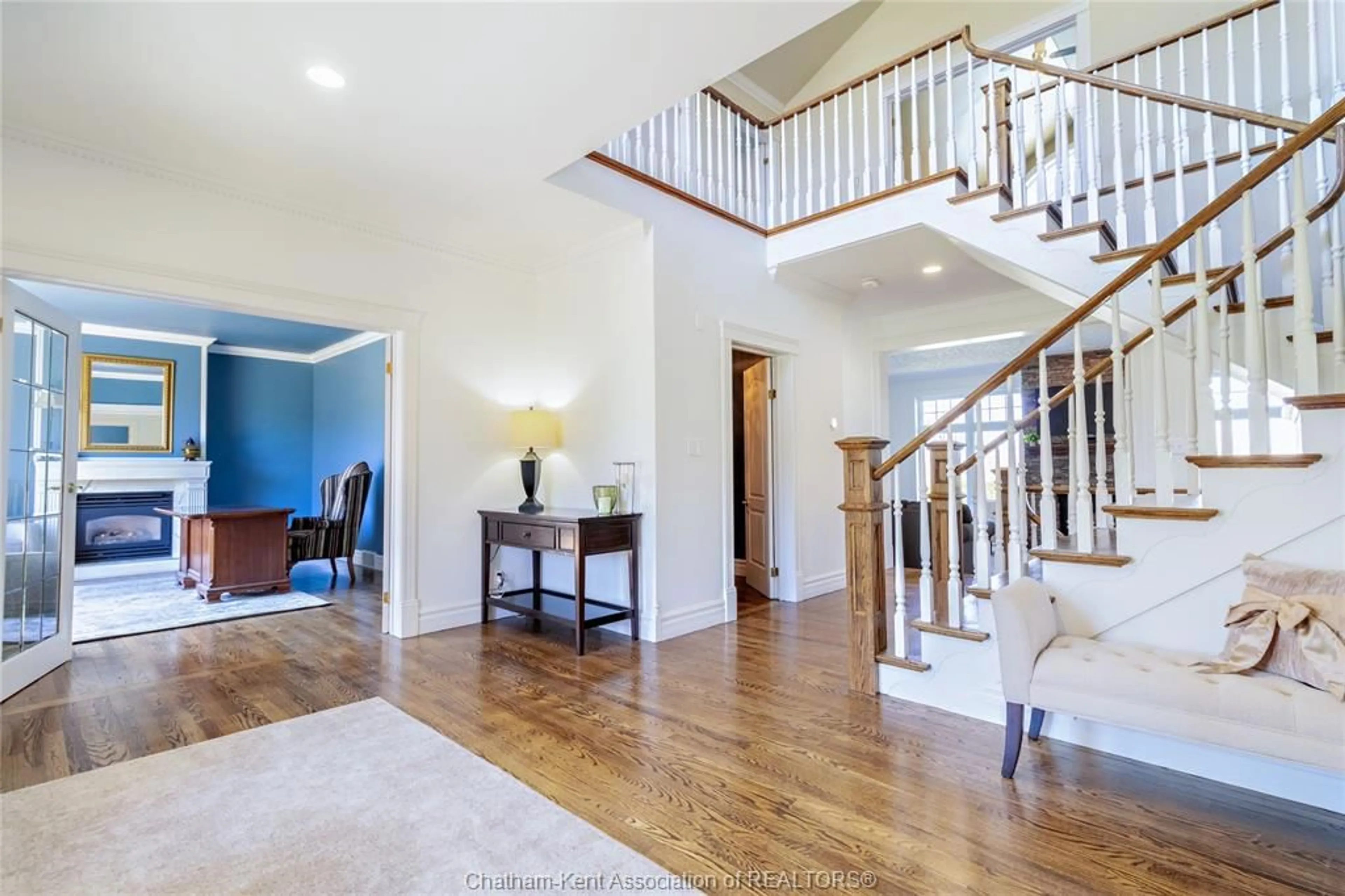 Indoor foyer for 23356 DEW DROP Rd, Thamesville Ontario N0P 2K0