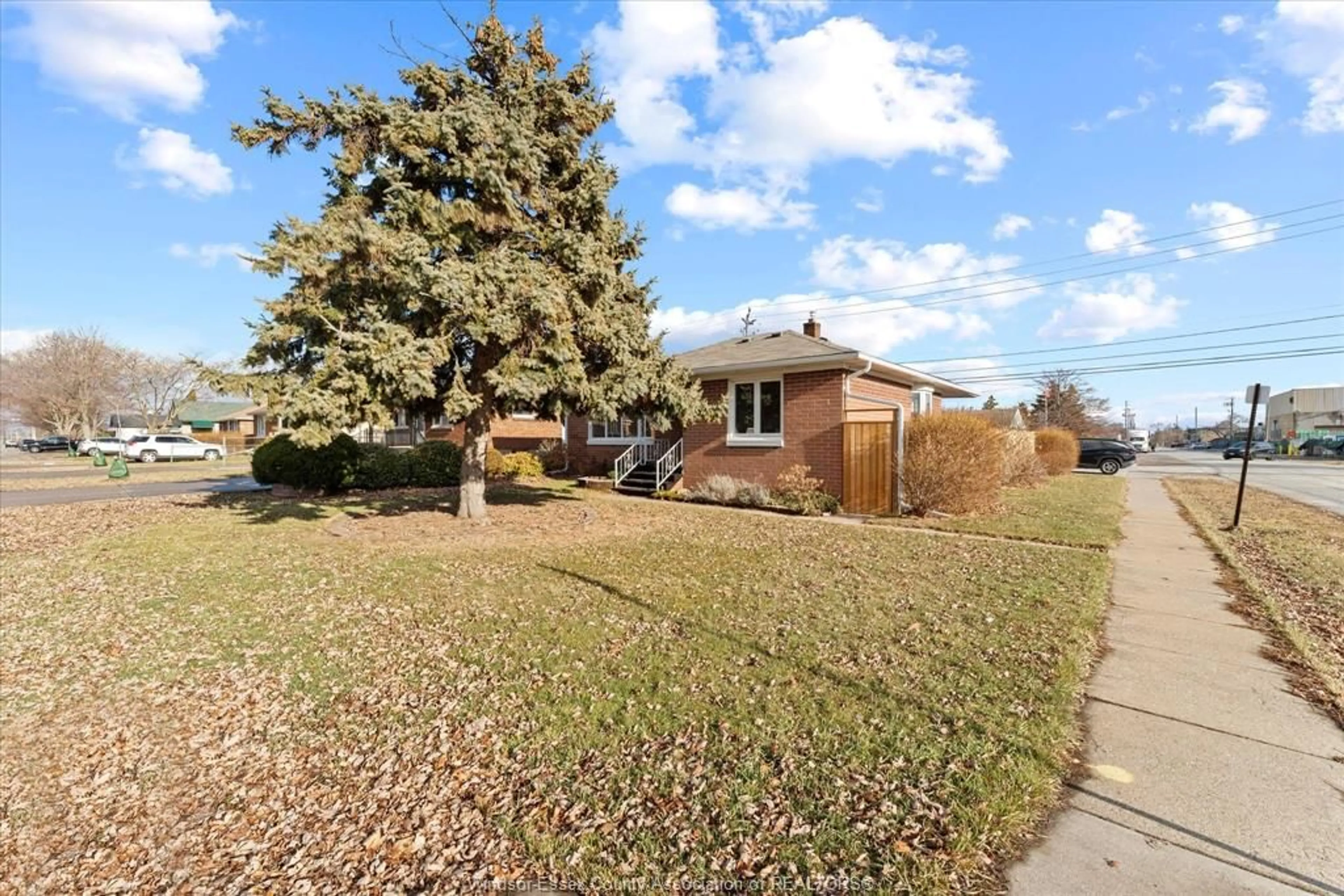 A pic from outside/outdoor area/front of a property/back of a property/a pic from drone, street for 2496 MELDRUM, Windsor Ontario N8W 4E8