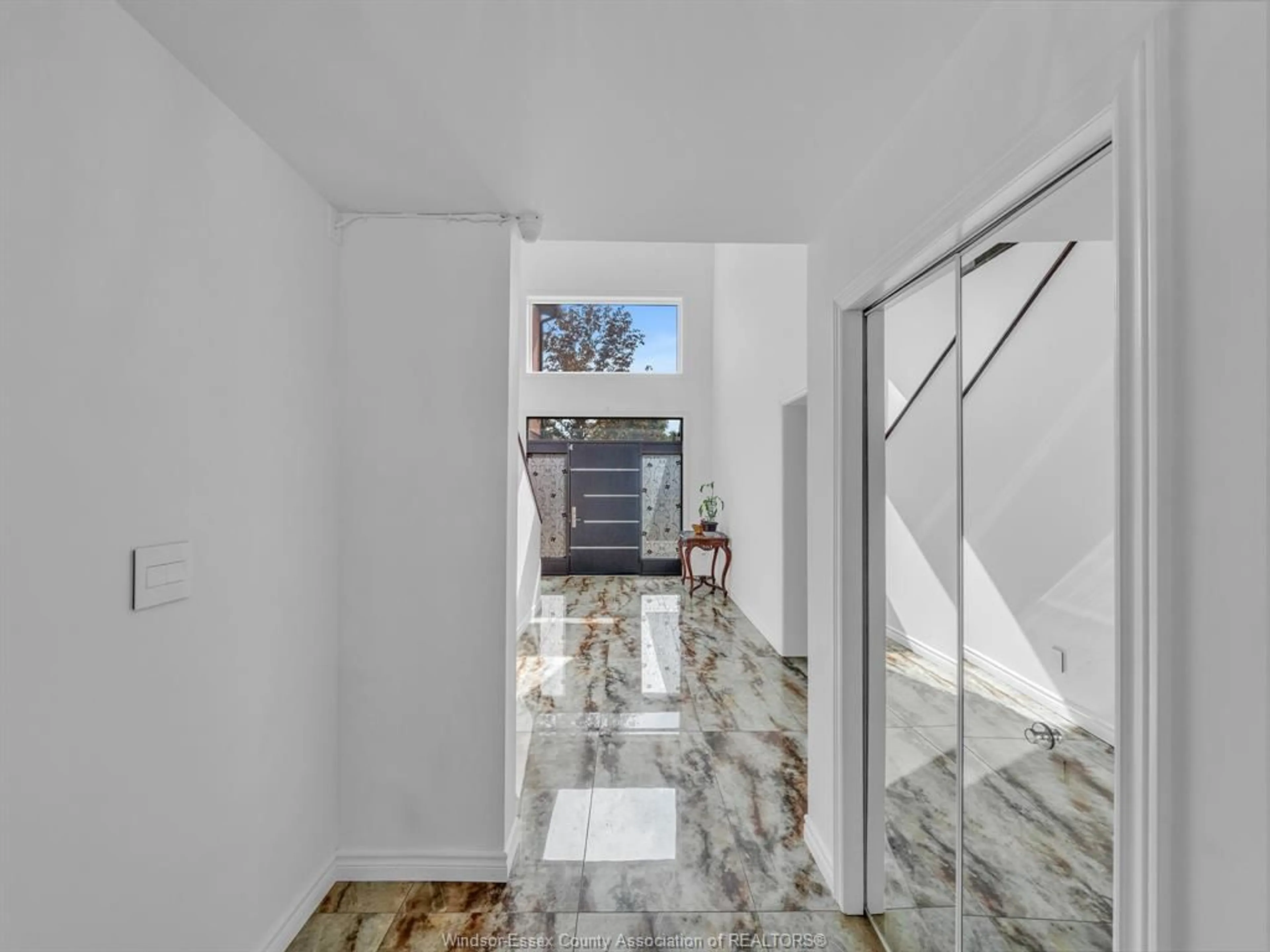 Indoor foyer for 1098 STONEYBROOK Cres, Windsor Ontario N9G 2Y3