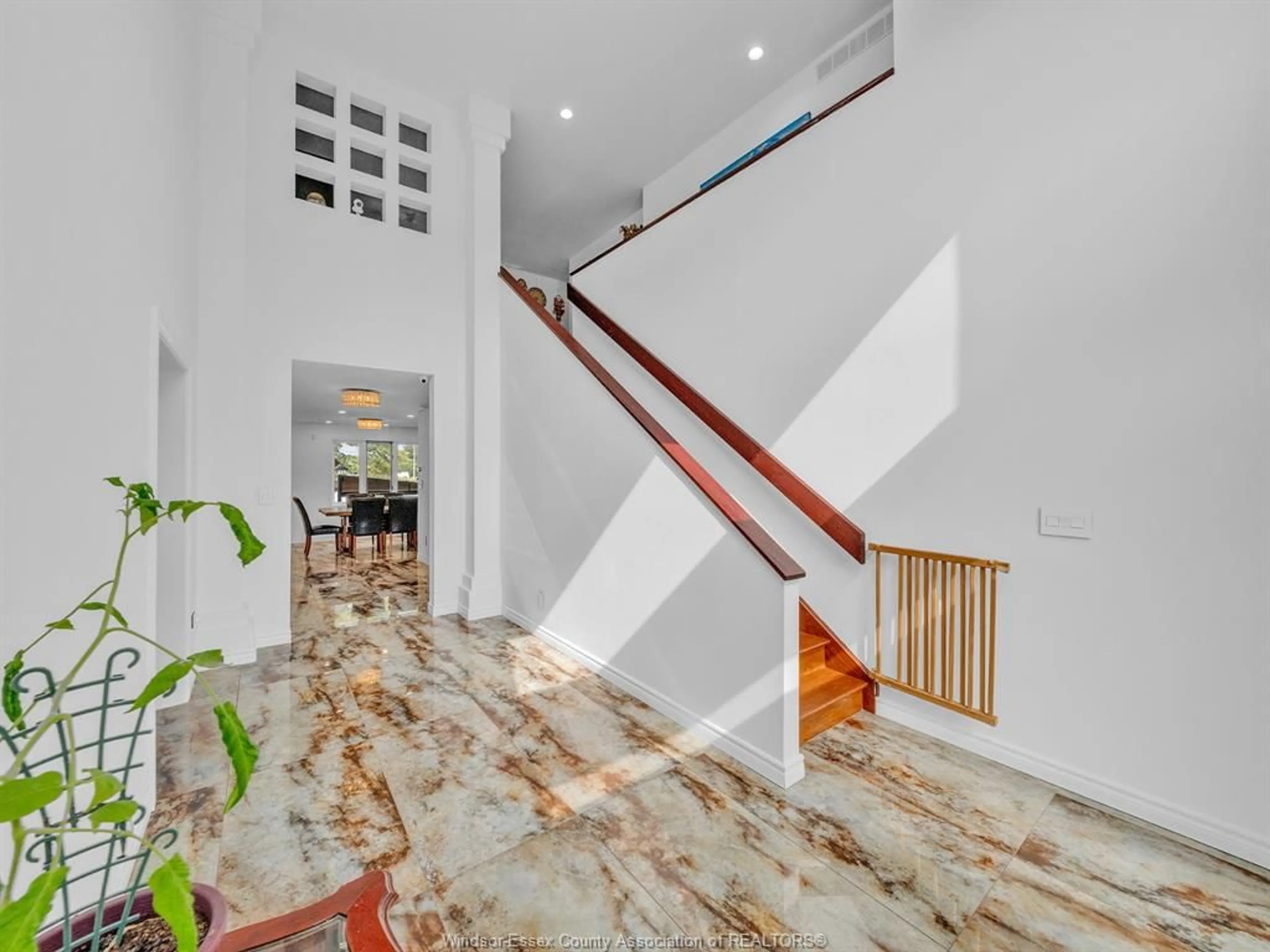 Indoor foyer for 1098 STONEYBROOK Cres, Windsor Ontario N9G 2Y3