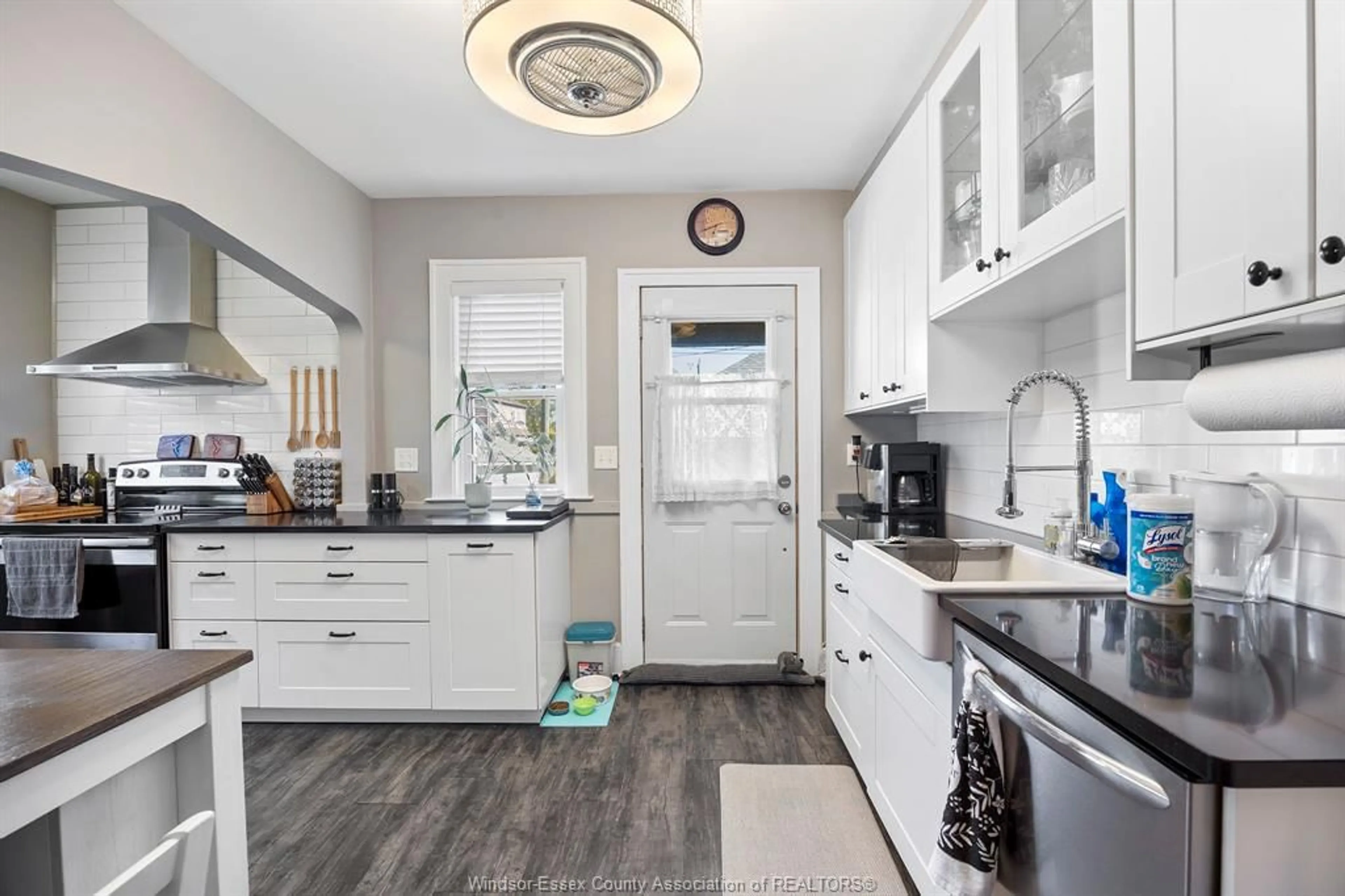 Open concept kitchen, ceramic/tile floor for 822 FAIRVIEW Blvd, Windsor Ontario N8S 3E5