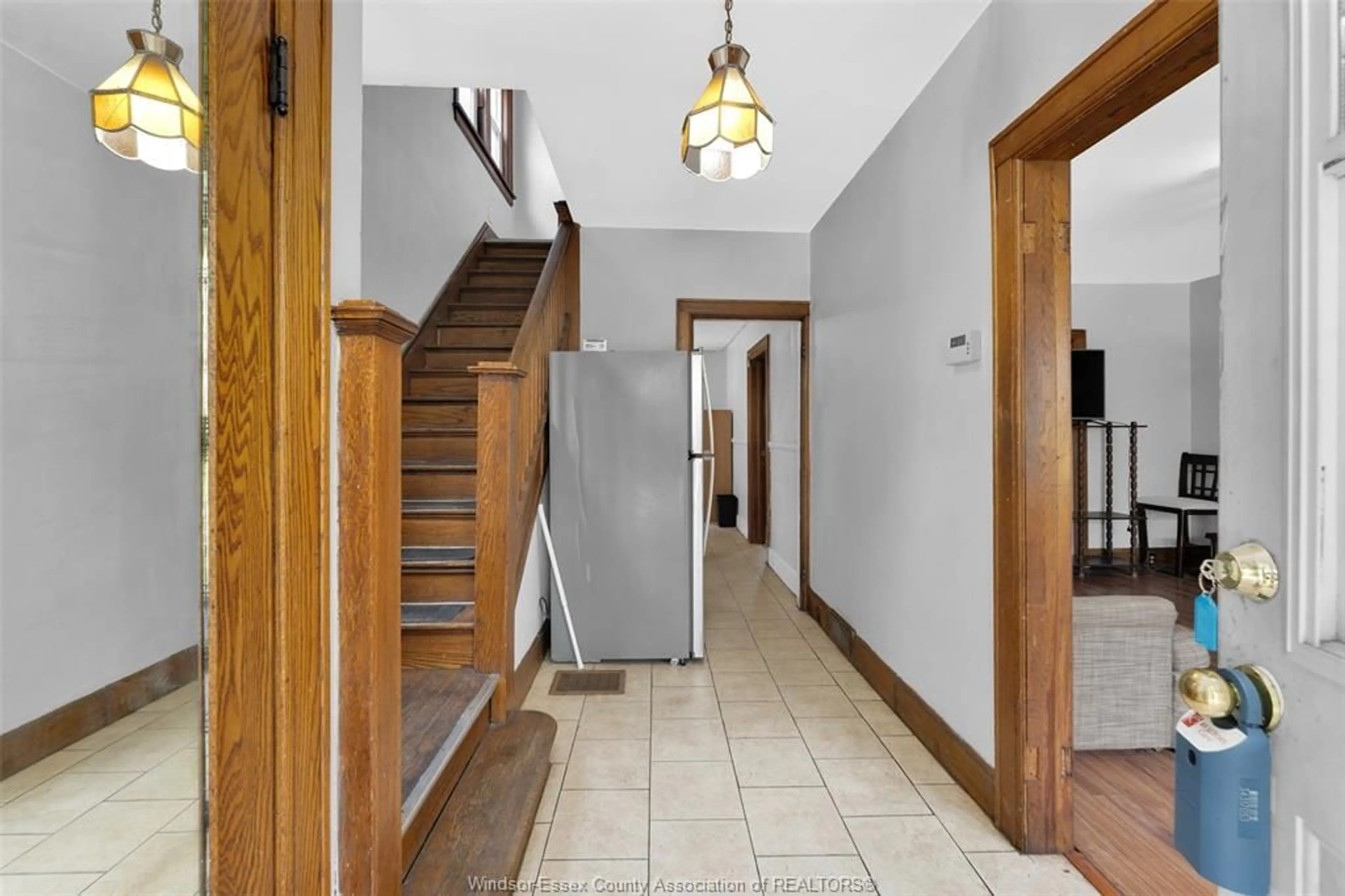 Indoor foyer for 466 RANKIN, Windsor Ontario N9B 2R7