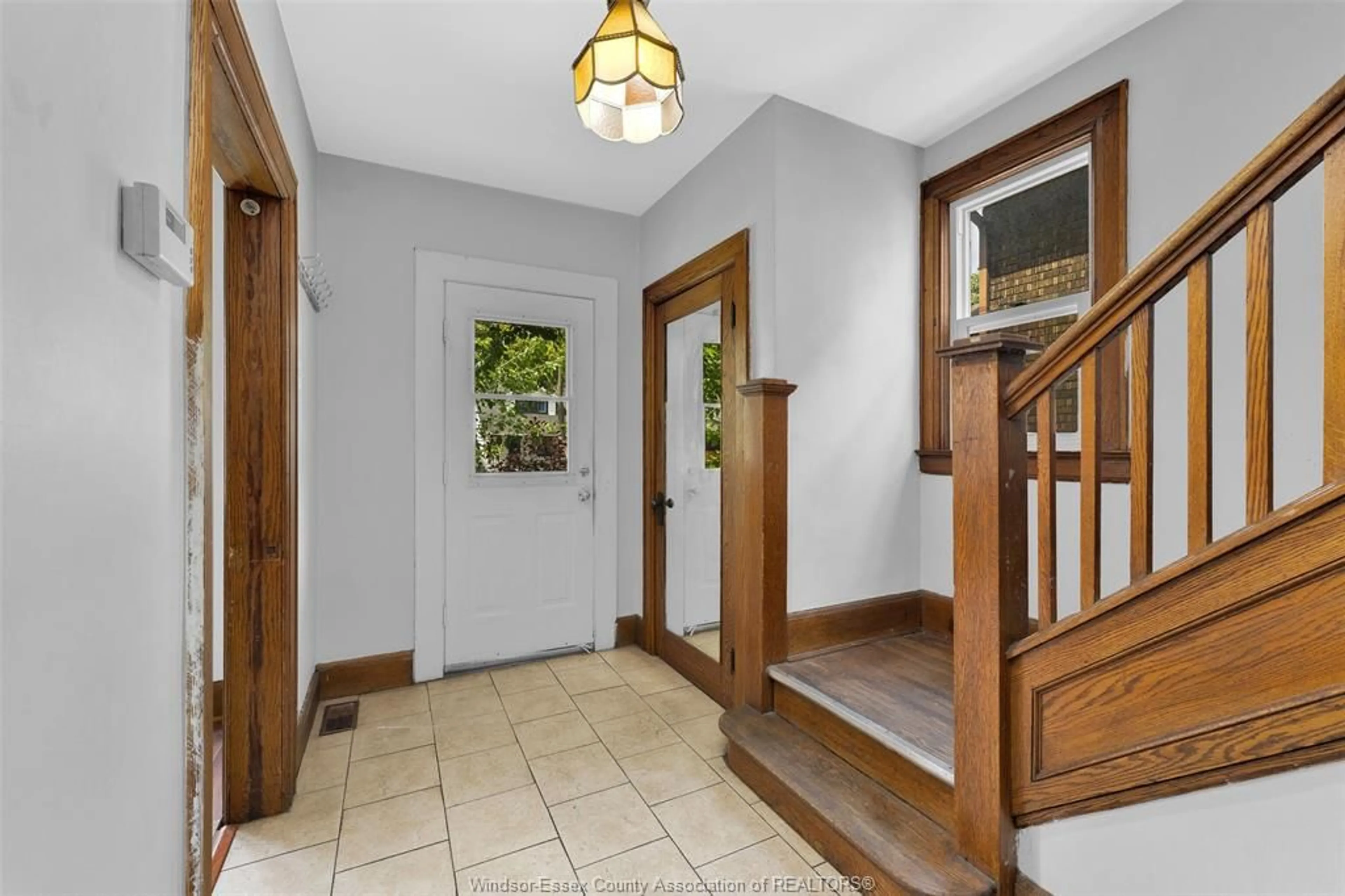 Indoor entryway for 466 RANKIN, Windsor Ontario N9B 2R7