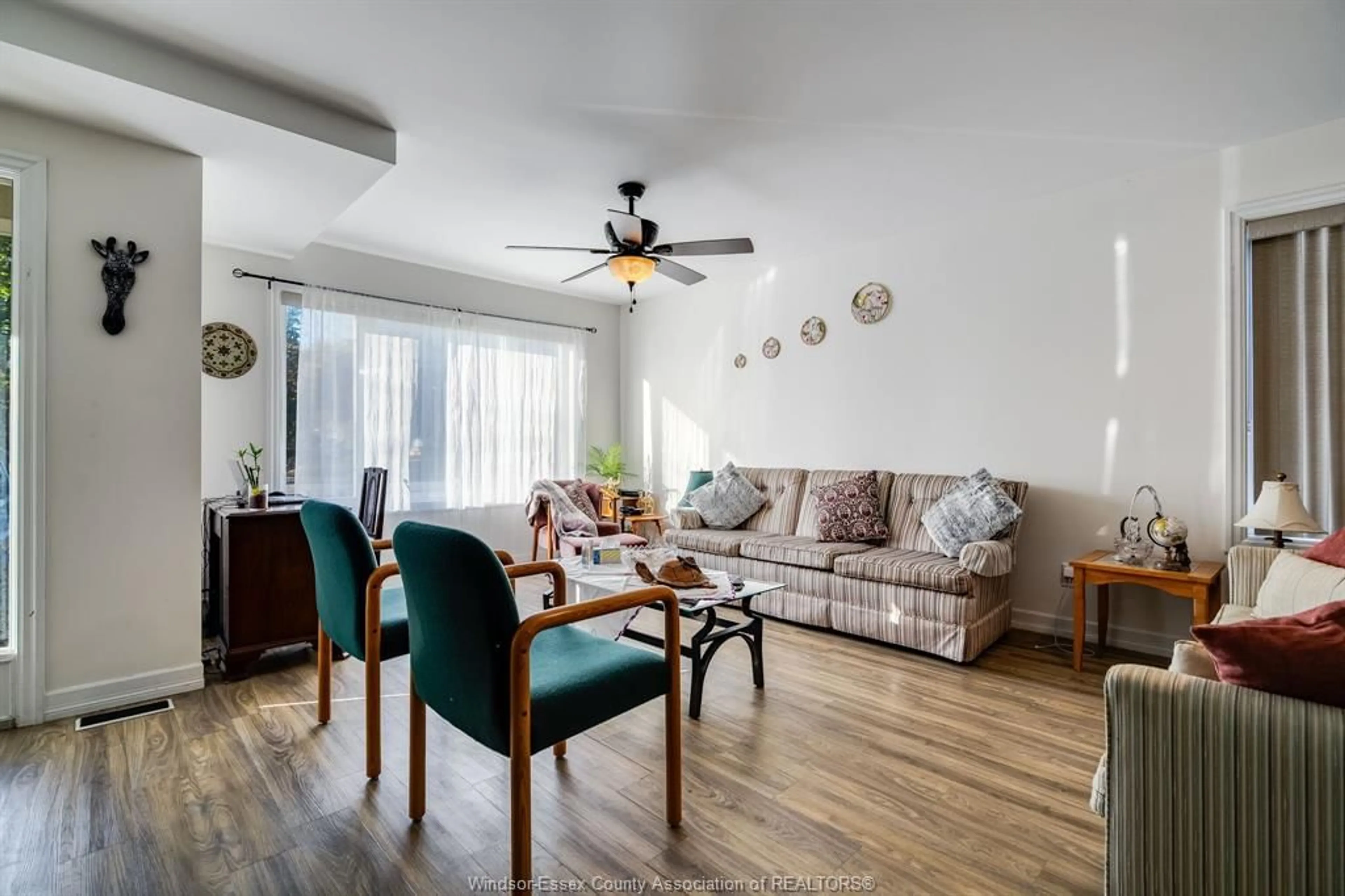 Living room with furniture, wood/laminate floor for 89 OAK St, Leamington Ontario N9H 2C7