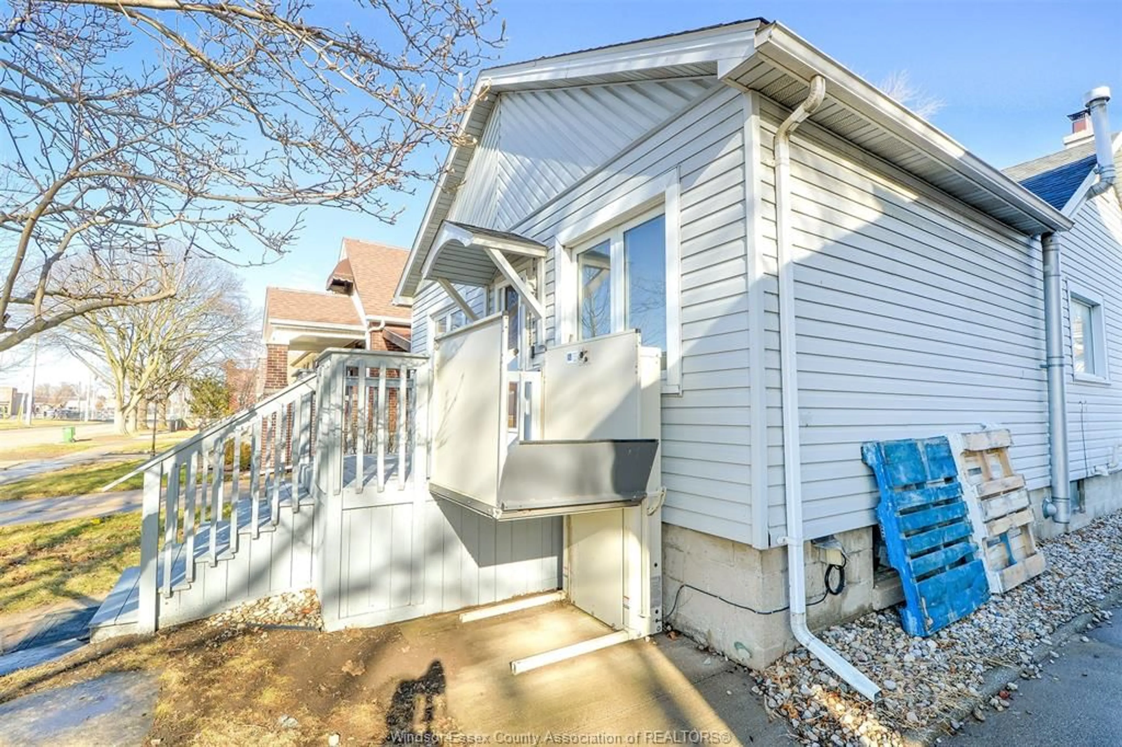 Home with vinyl exterior material, street for 2254 CADILLAC, Windsor Ontario N8W 3Y1