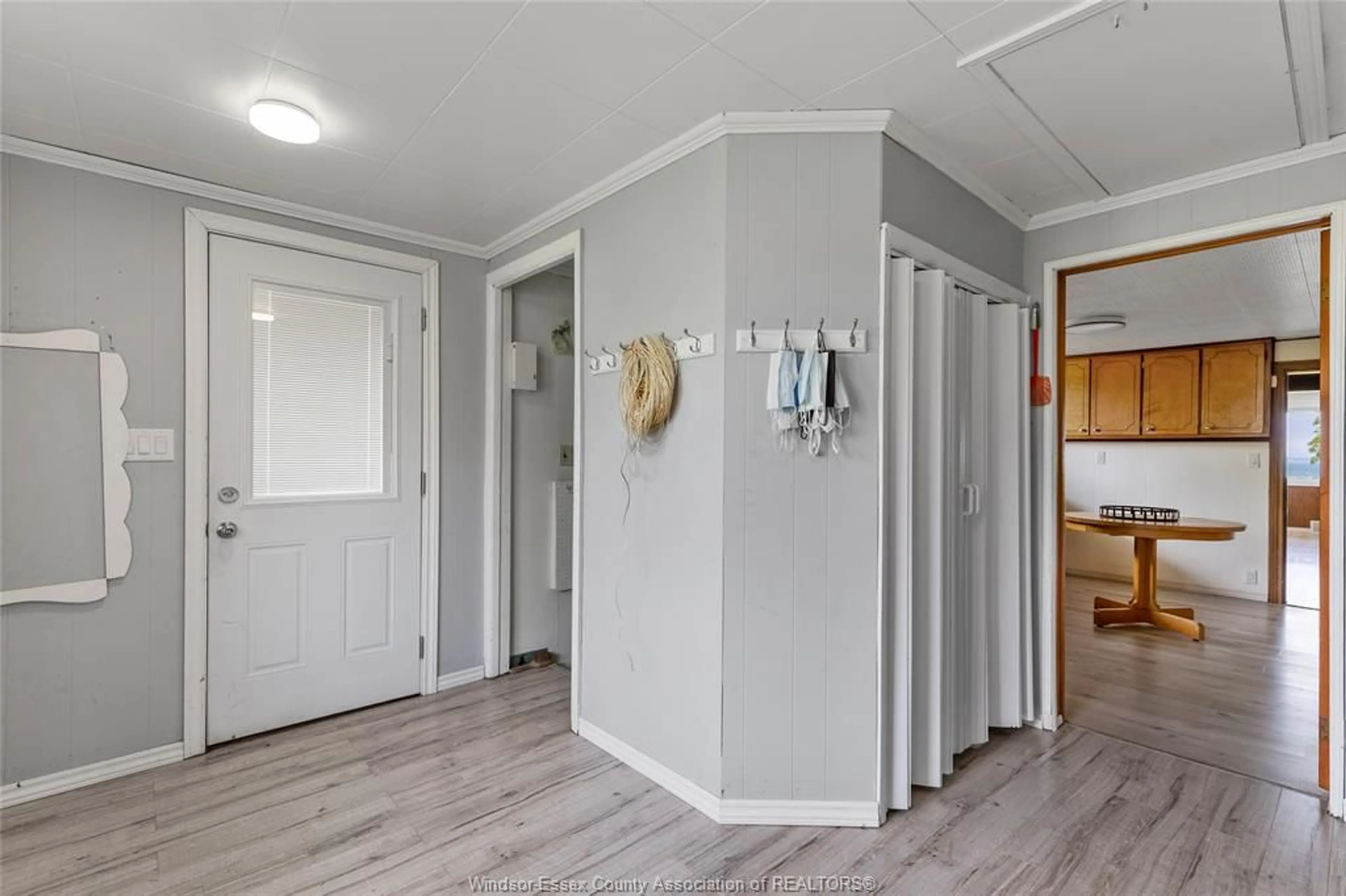 Indoor entryway for 11280 RIVERSIDE Dr, Windsor Ontario N8P 1A4