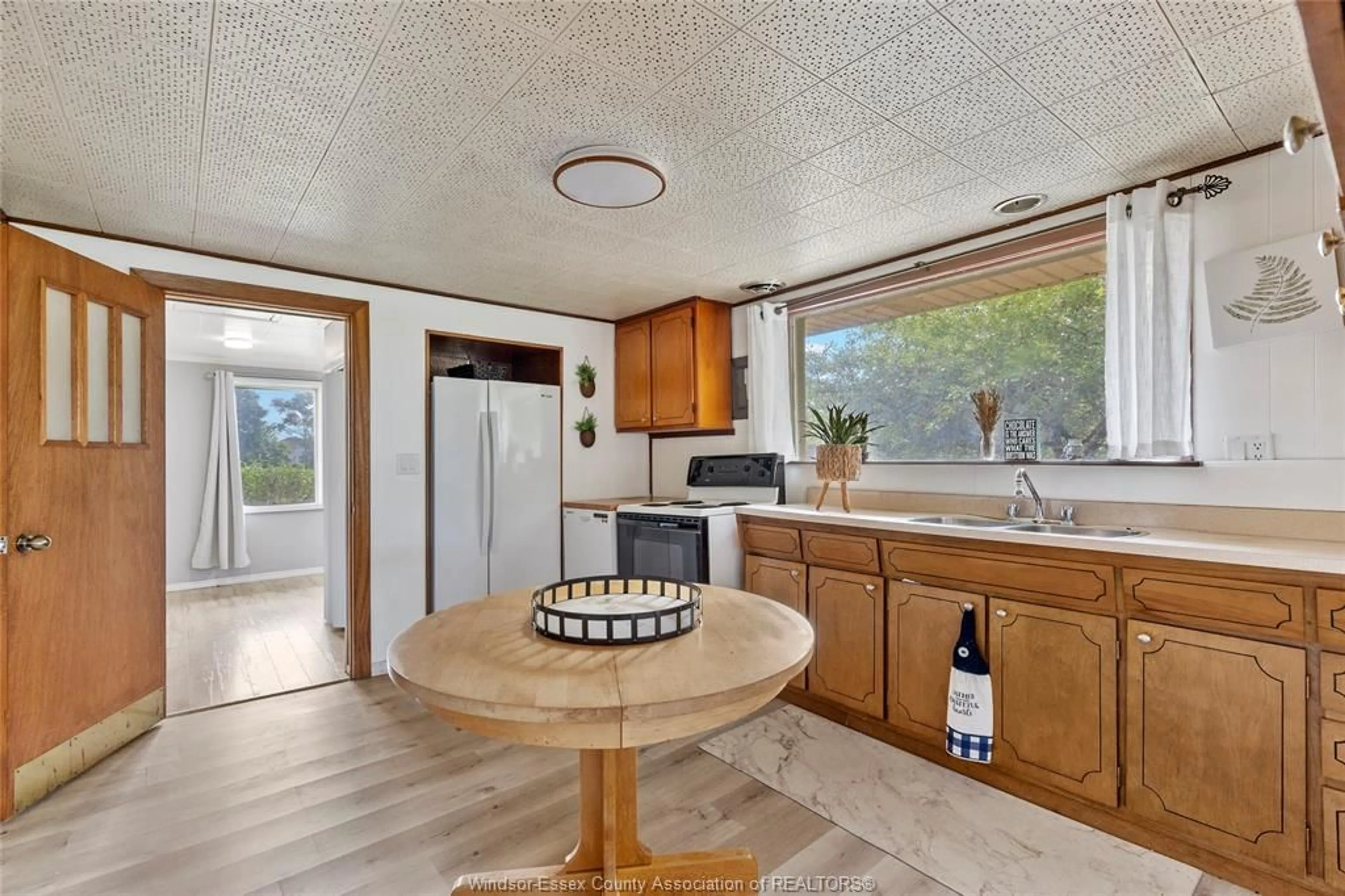 Unknown for 11280 RIVERSIDE Dr, Windsor Ontario N8P 1A4