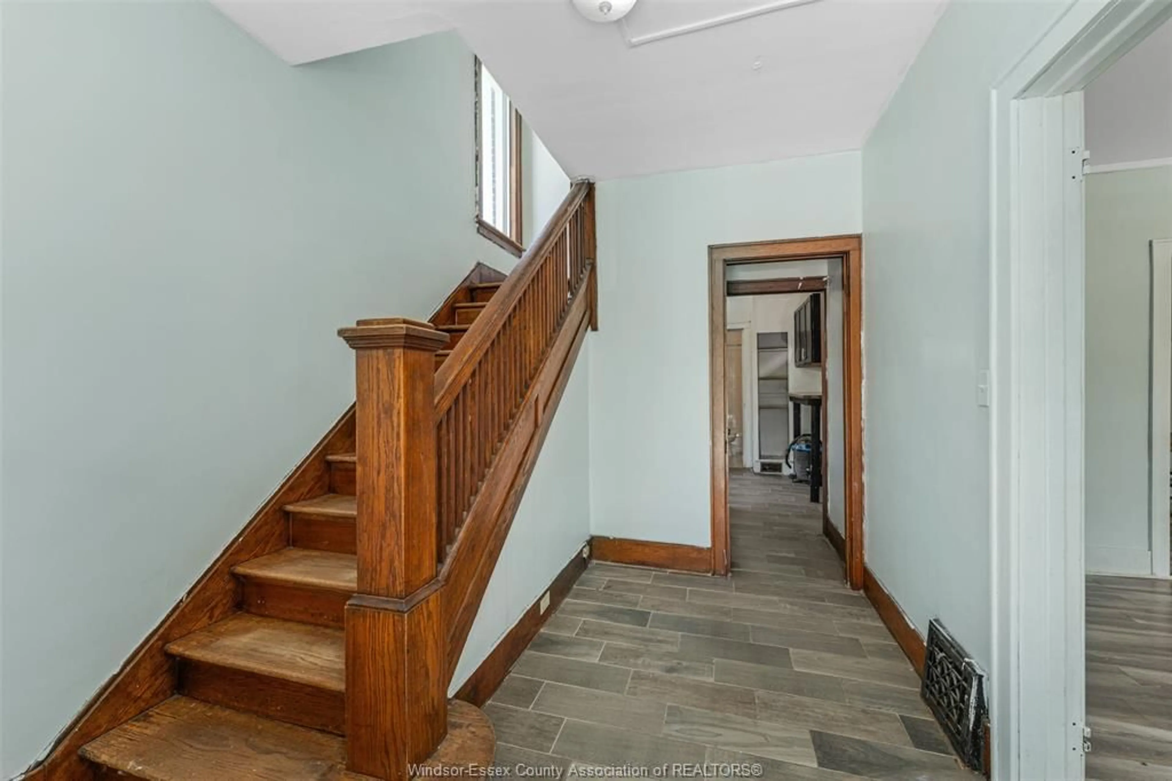 Indoor foyer for 334 RANKIN Ave, Windsor Ontario N9B 2R7