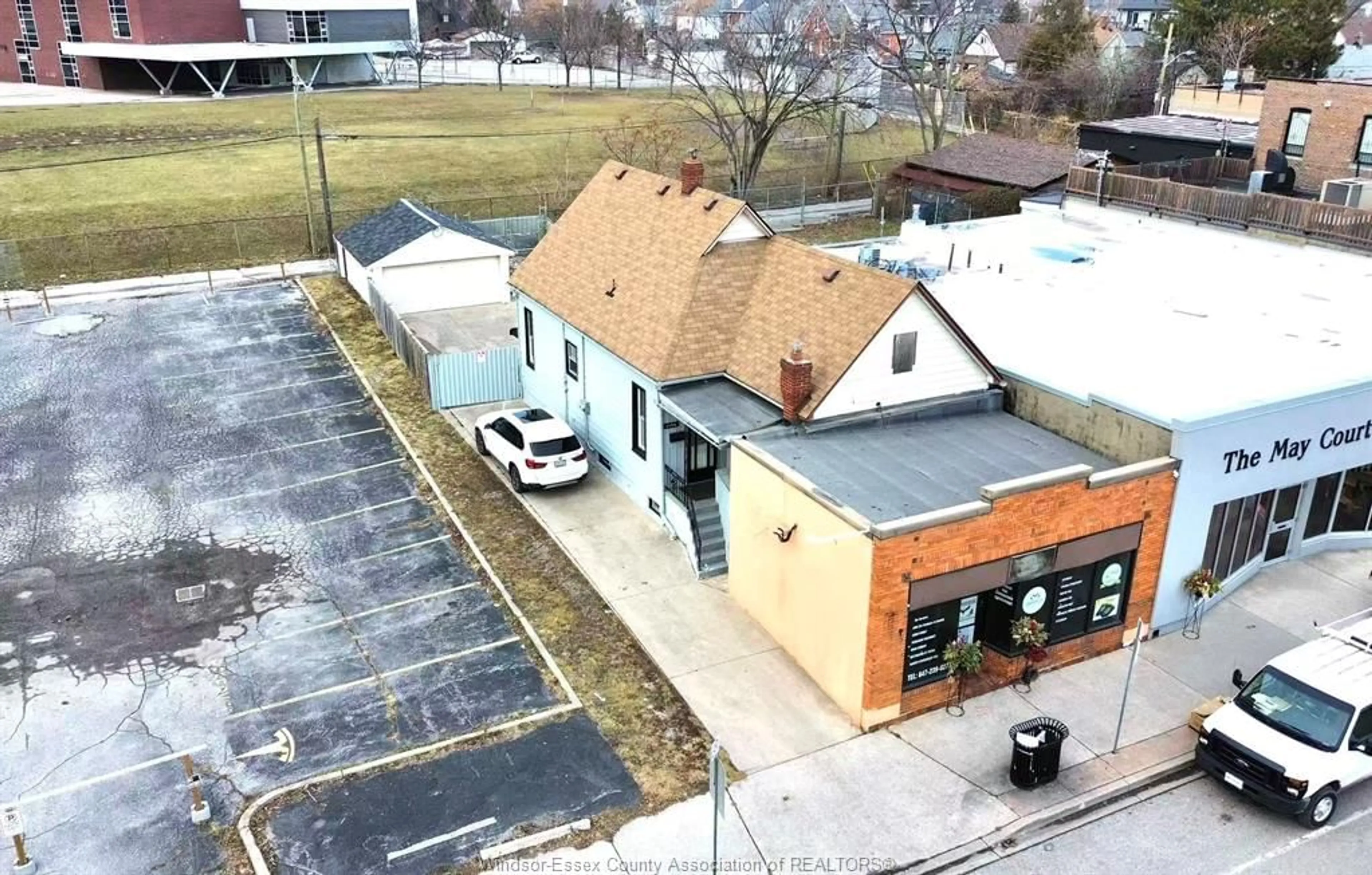 A pic from outside/outdoor area/front of a property/back of a property/a pic from drone, building for 1116 WYANDOTTE, Windsor Ontario N9A 3K2