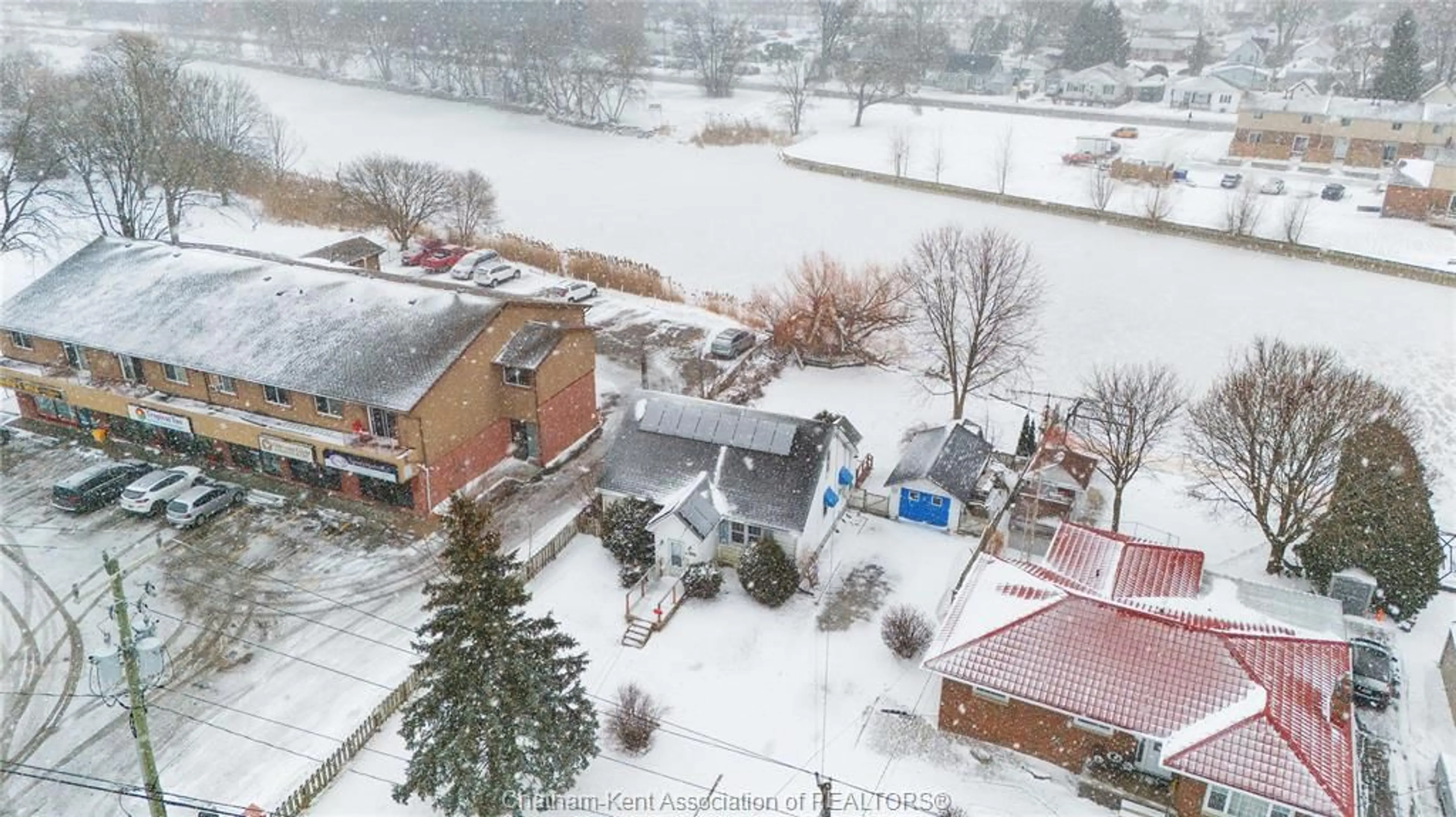 A pic from outside/outdoor area/front of a property/back of a property/a pic from drone, street for 204 Margaret Ave, Wallaceburg Ontario N8A 2A1