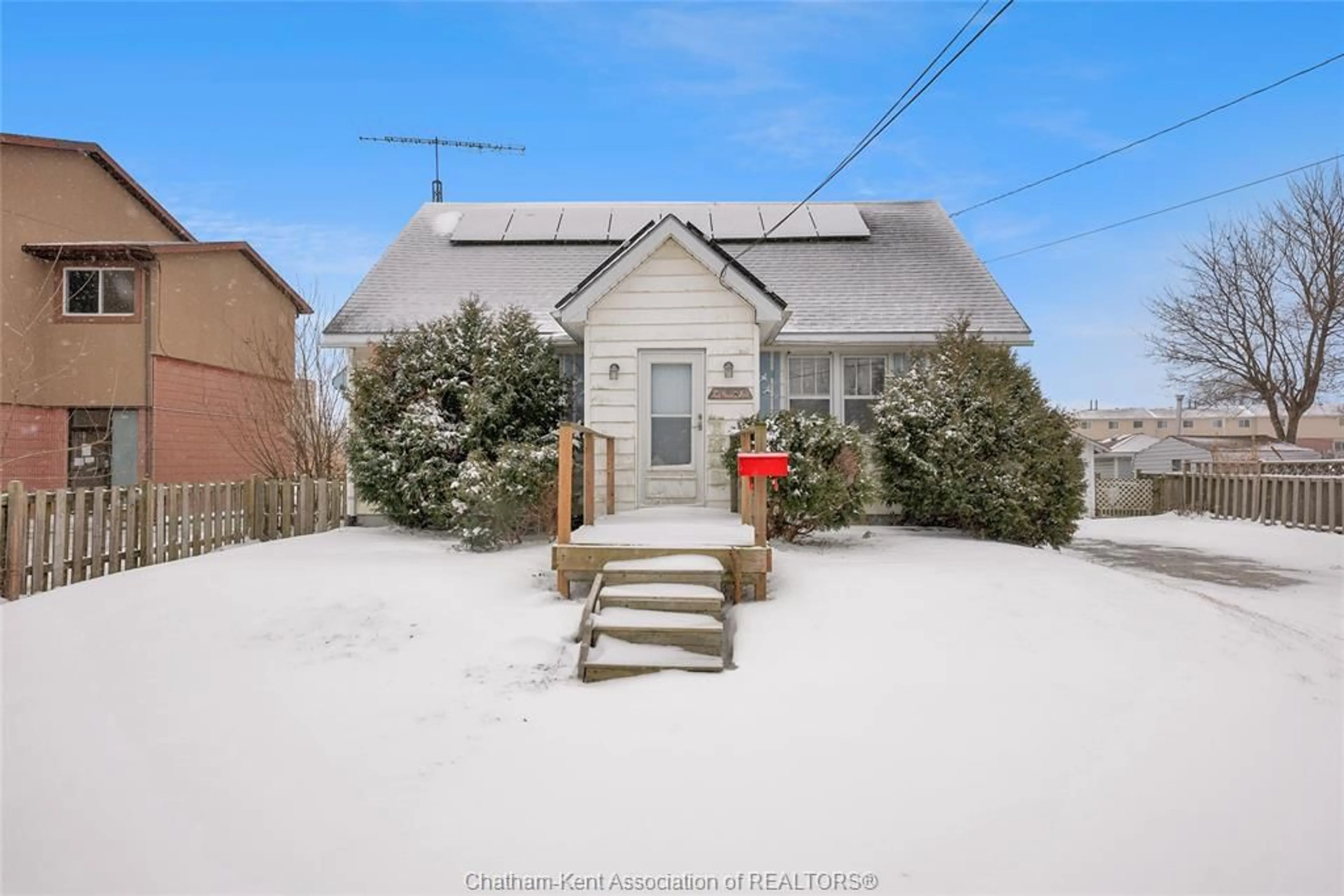 A pic from outside/outdoor area/front of a property/back of a property/a pic from drone, street for 204 Margaret Ave, Wallaceburg Ontario N8A 2A1