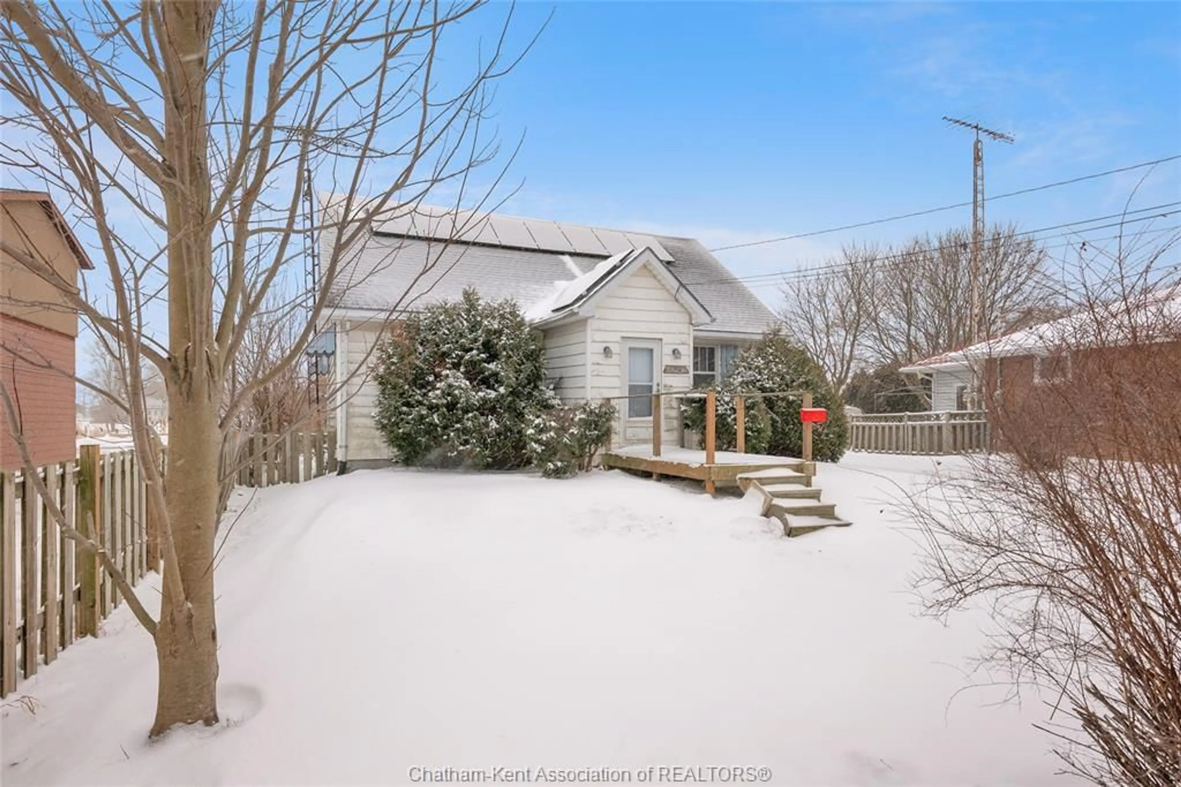 A pic from outside/outdoor area/front of a property/back of a property/a pic from drone, street for 204 Margaret Ave, Wallaceburg Ontario N8A 2A1