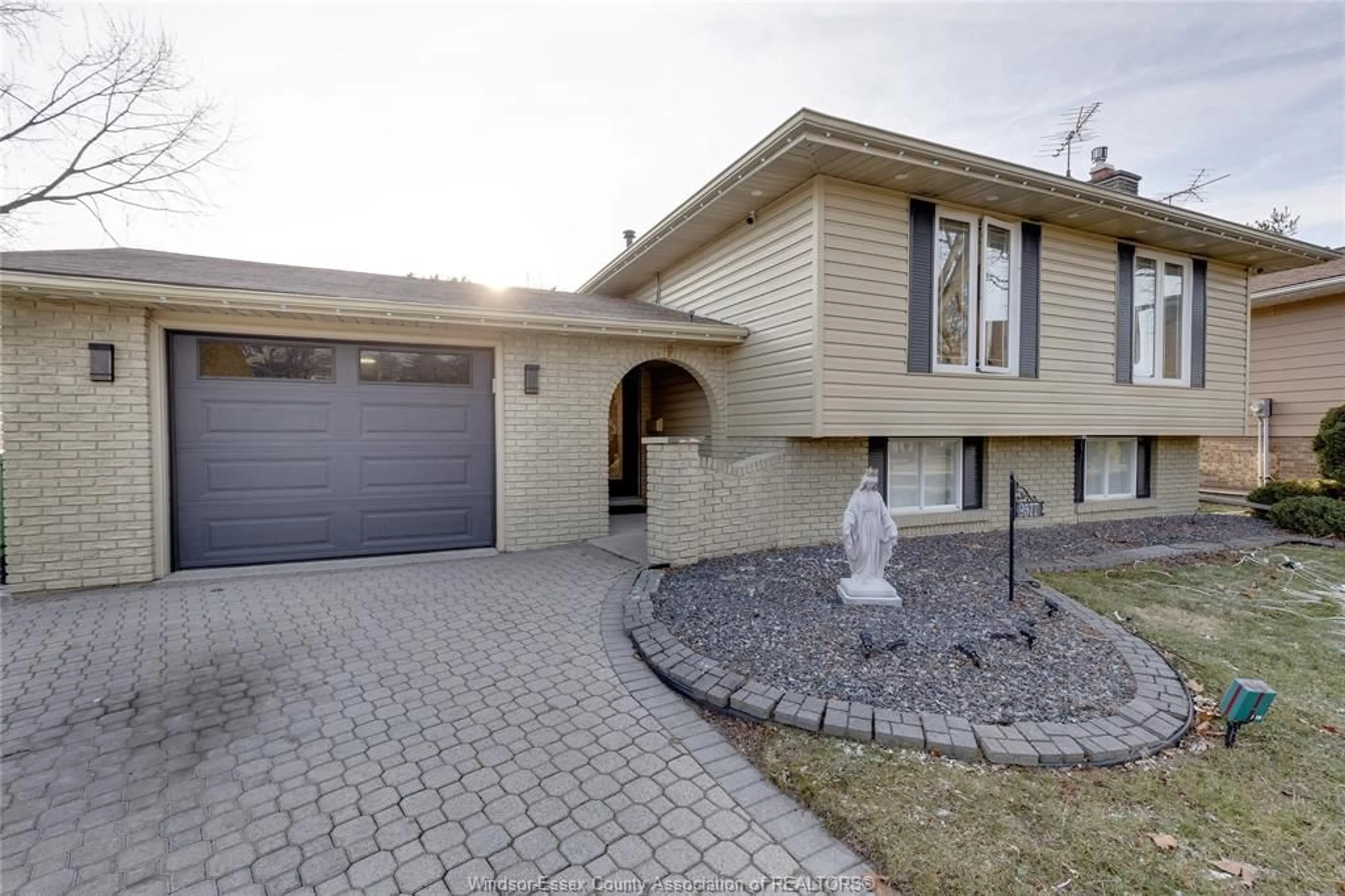 Unknown for 9577 MIDFIELD Cres, Windsor Ontario N8R 1W9