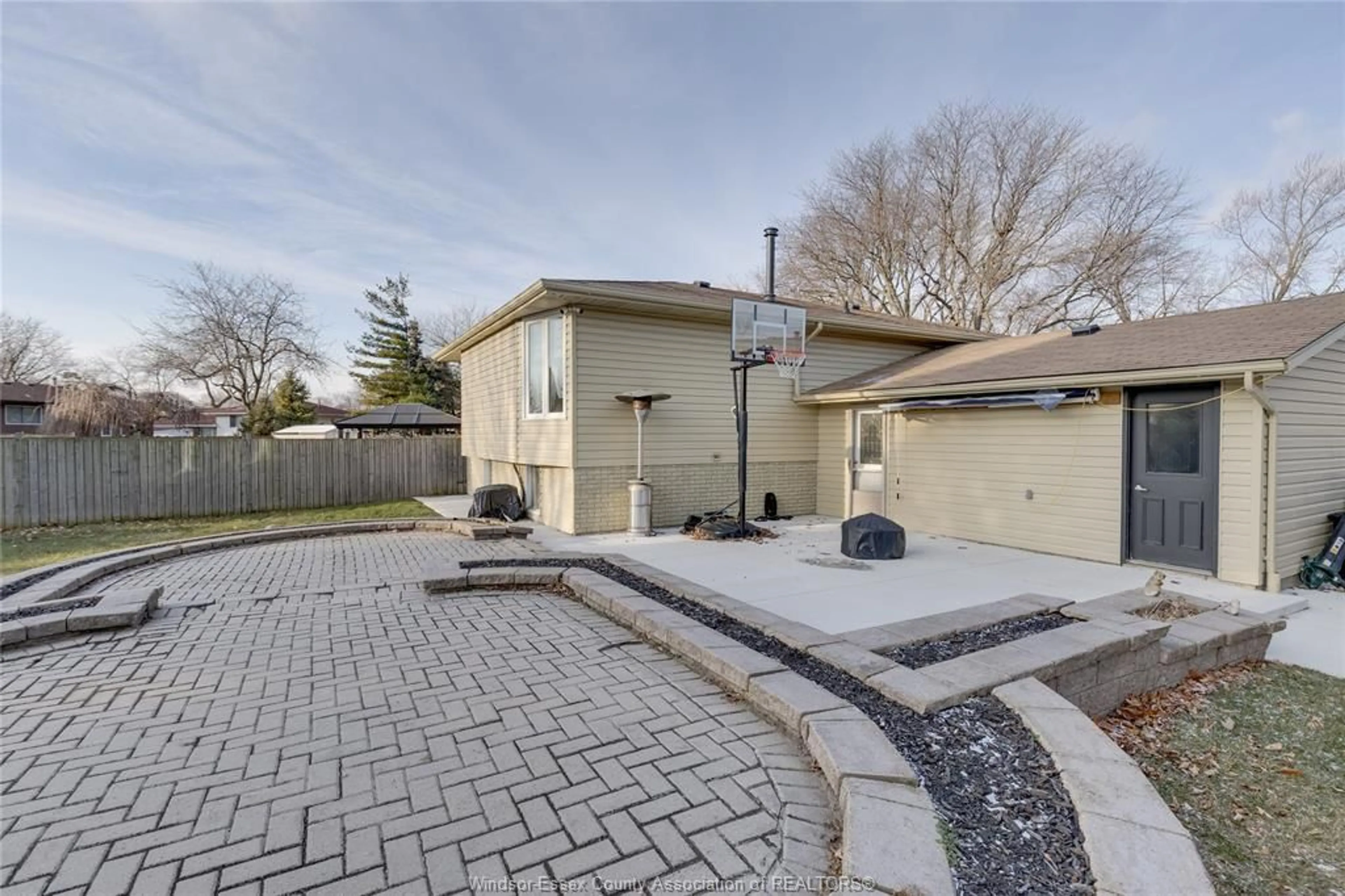 Unknown for 9577 MIDFIELD Cres, Windsor Ontario N8R 1W9