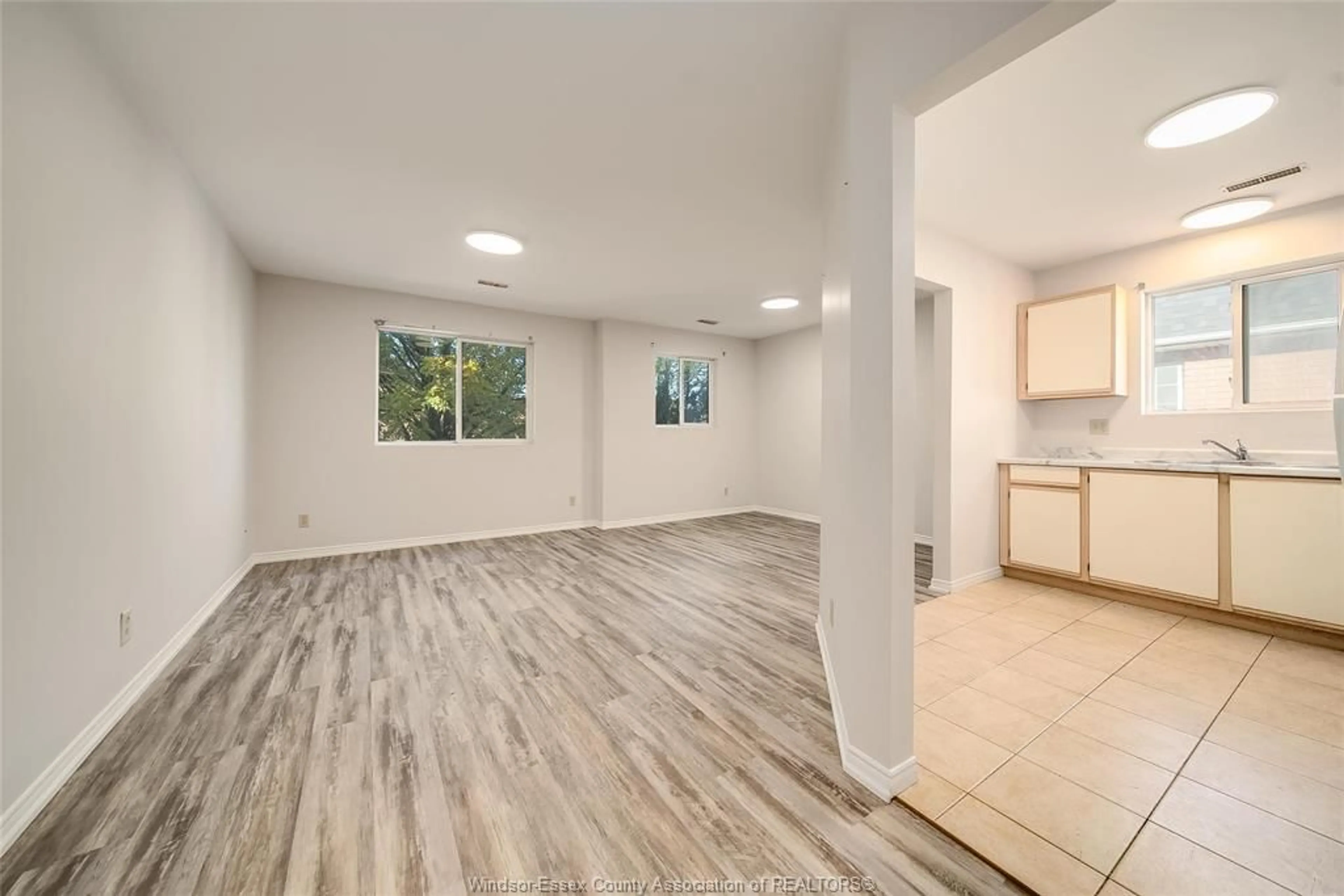 A pic of a room for 1970 DAYTONA, Windsor Ontario N9B 3V7