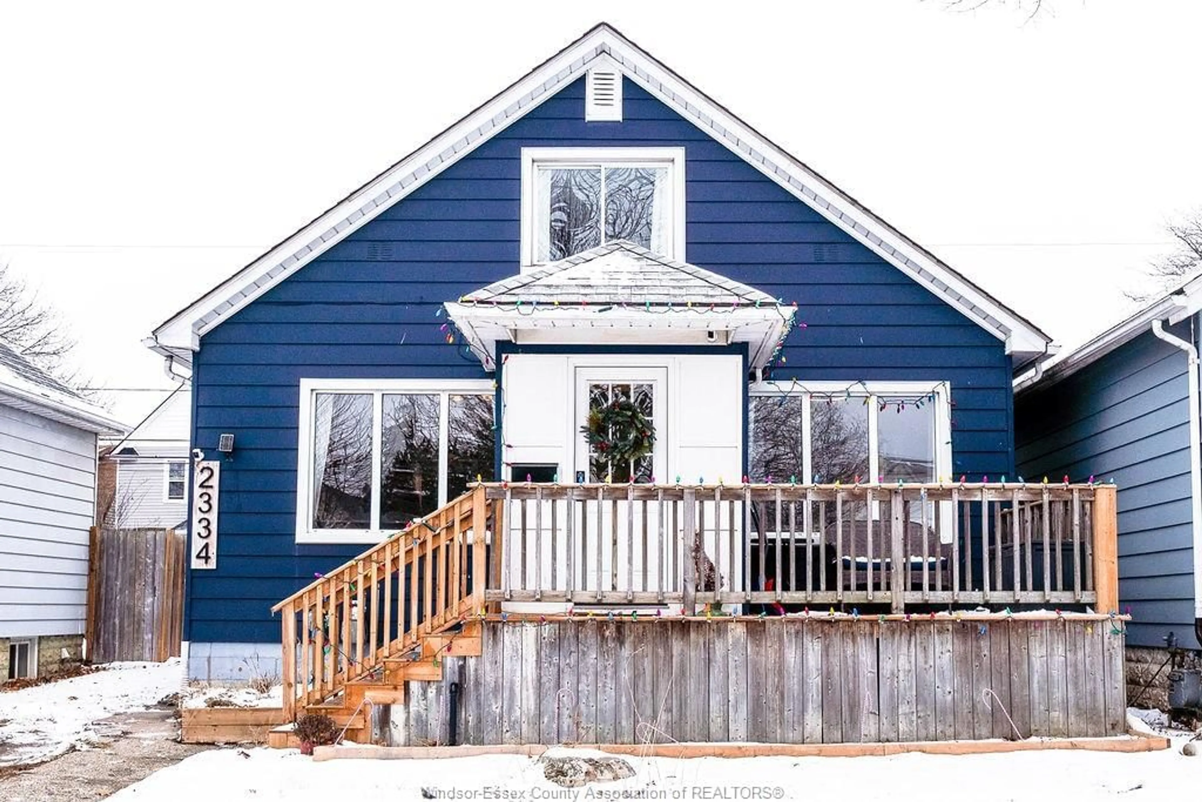 Home with vinyl exterior material, unknown for 2334 Highland, Windsor Ontario N8X 3S5