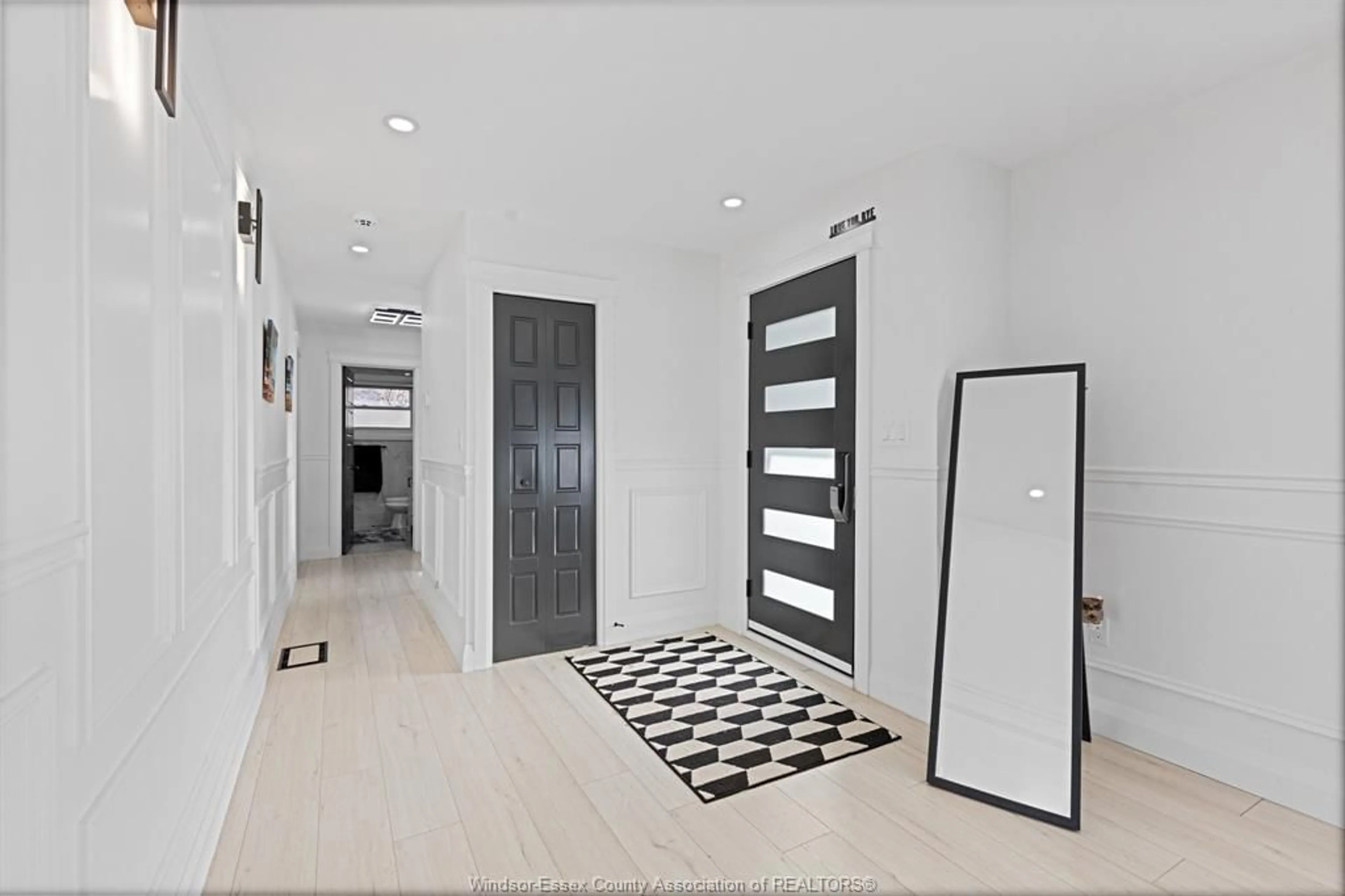 Indoor entryway for 495 VICTORY St, LaSalle Ontario N9J 1V8