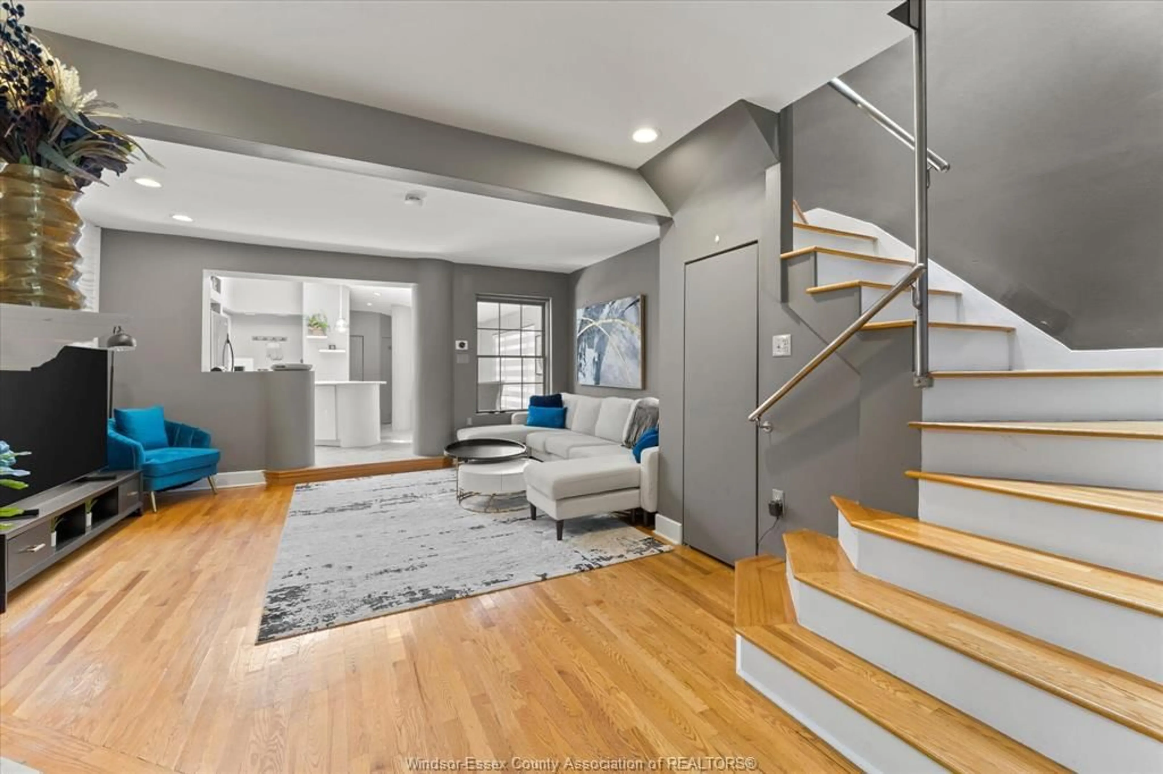 Indoor entryway for 859 MONMOUTH, Windsor Ontario N8Y 3L5