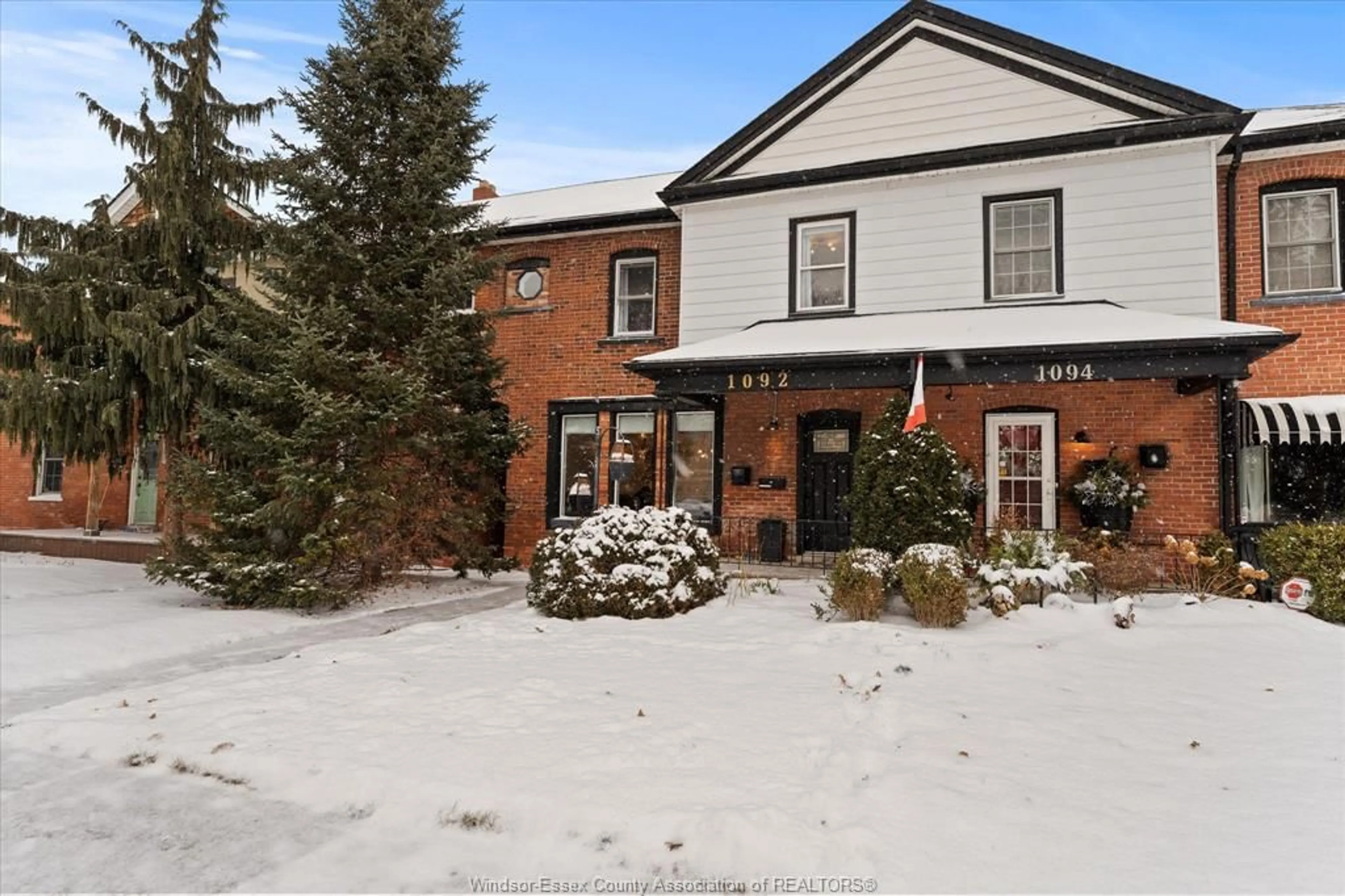 A pic from outside/outdoor area/front of a property/back of a property/a pic from drone, street for 1092 MONMOUTH, Windsor Ontario N8Y 3L7