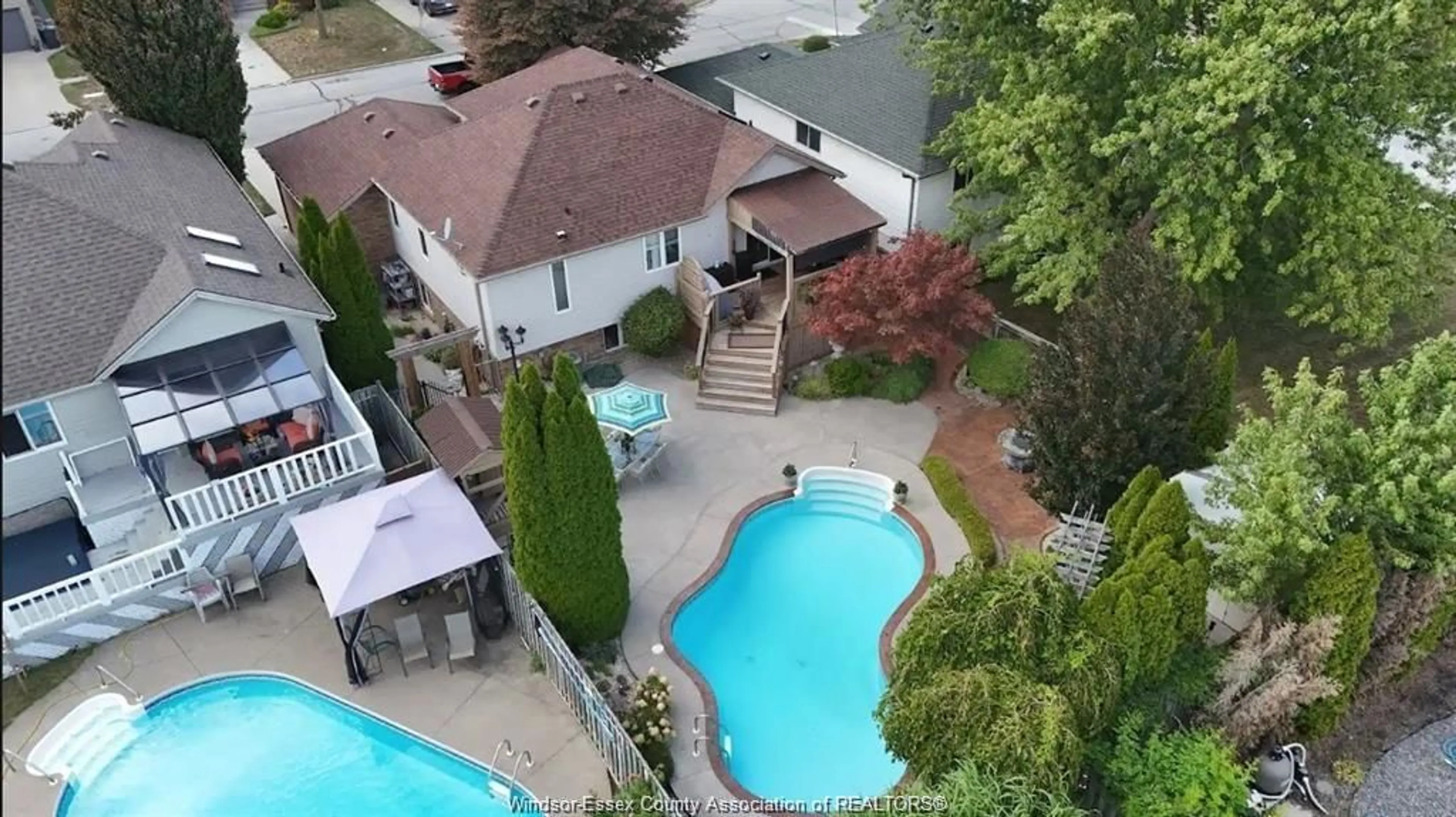 A pic from outside/outdoor area/front of a property/back of a property/a pic from drone, city buildings view from balcony for 710 REVLAND Dr, Tecumseh Ontario N8N 5B1