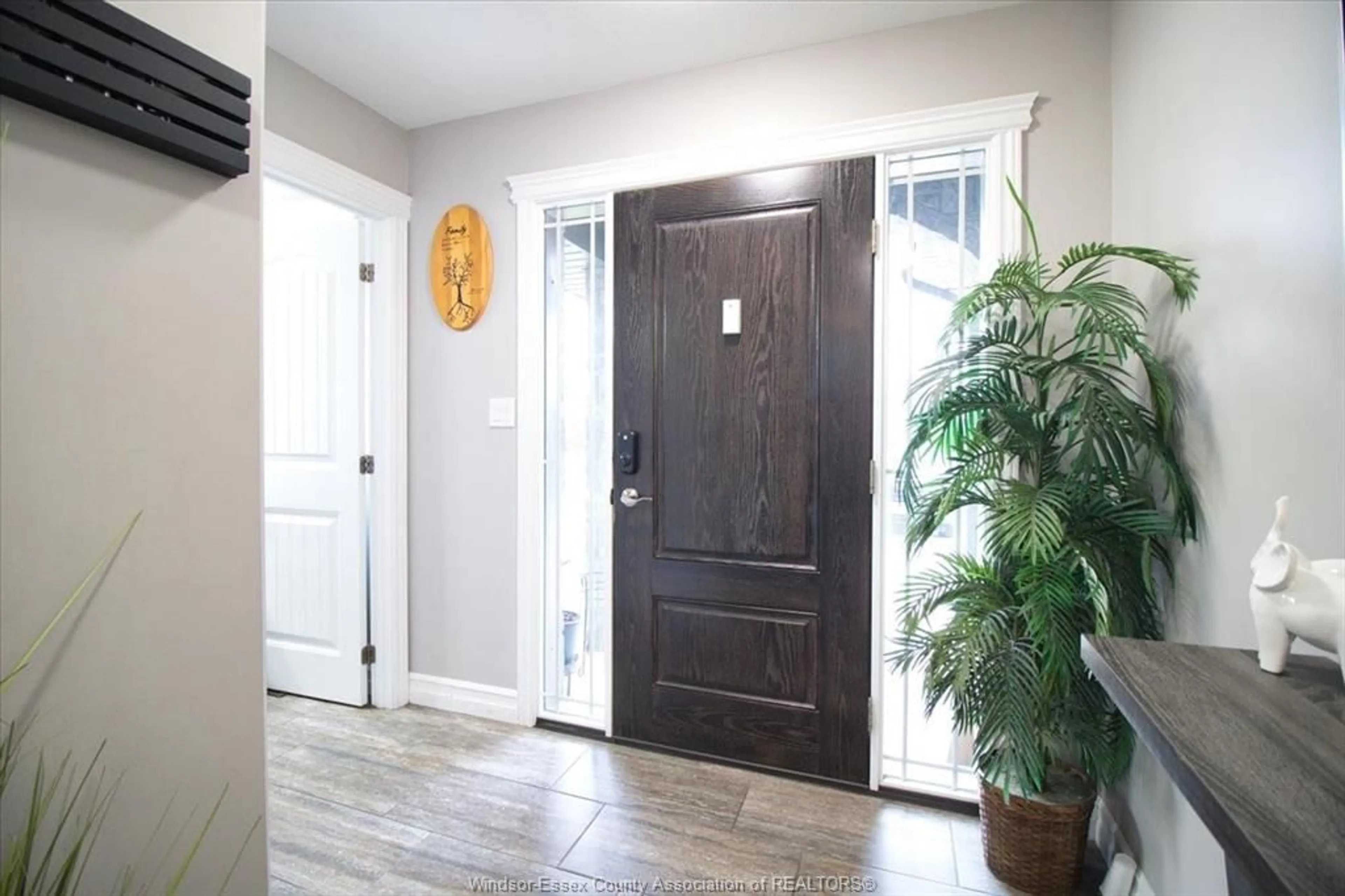Indoor entryway for 235 BRISTOL Dr, Chatham Ontario N7M 6K9