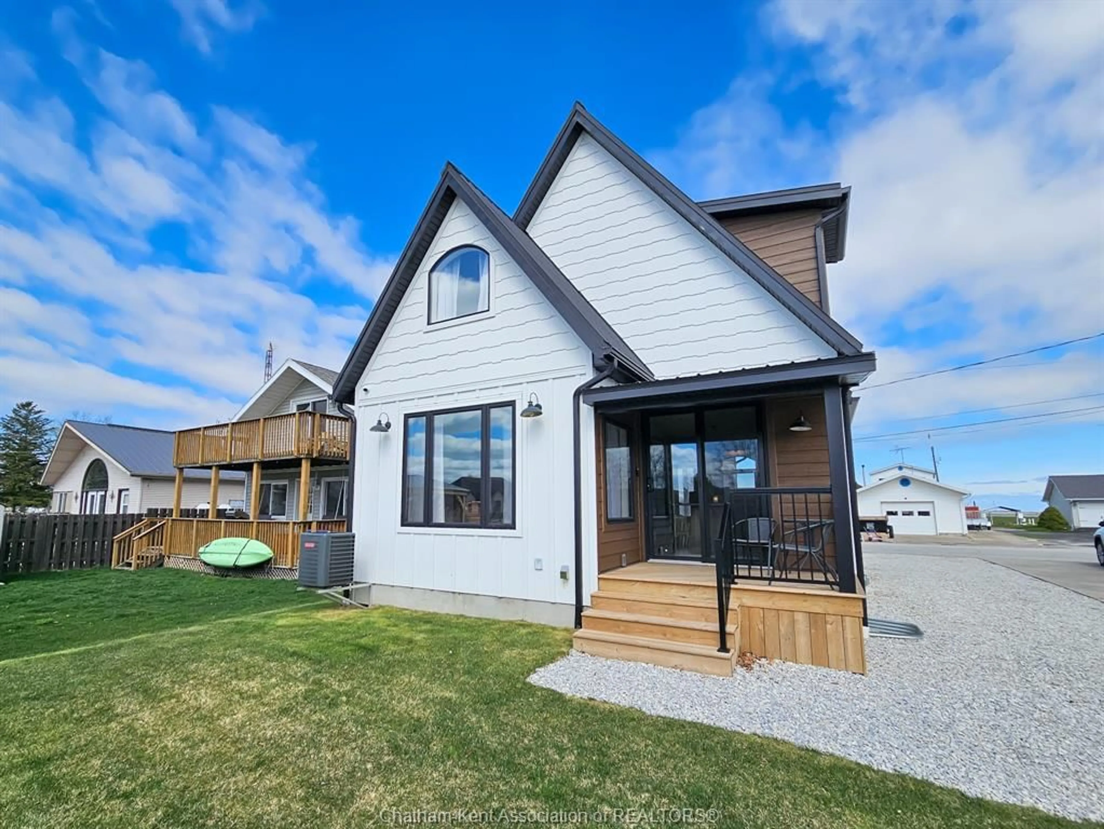 Home with vinyl exterior material, unknown for 19260 Lakeside Dr, Lighthouse Cove Ontario N0P 2L0