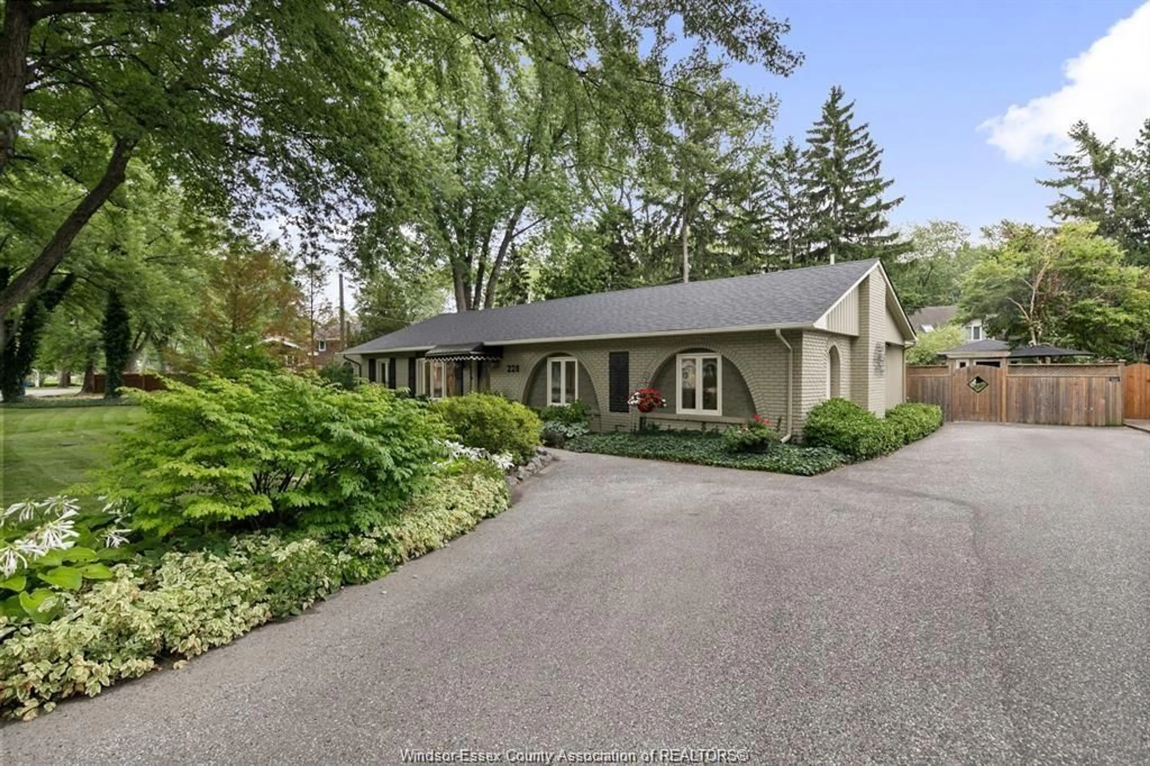 A pic from outside/outdoor area/front of a property/back of a property/a pic from drone, street for 228 BURLINGTON, Tecumseh Ontario N8N 1H4