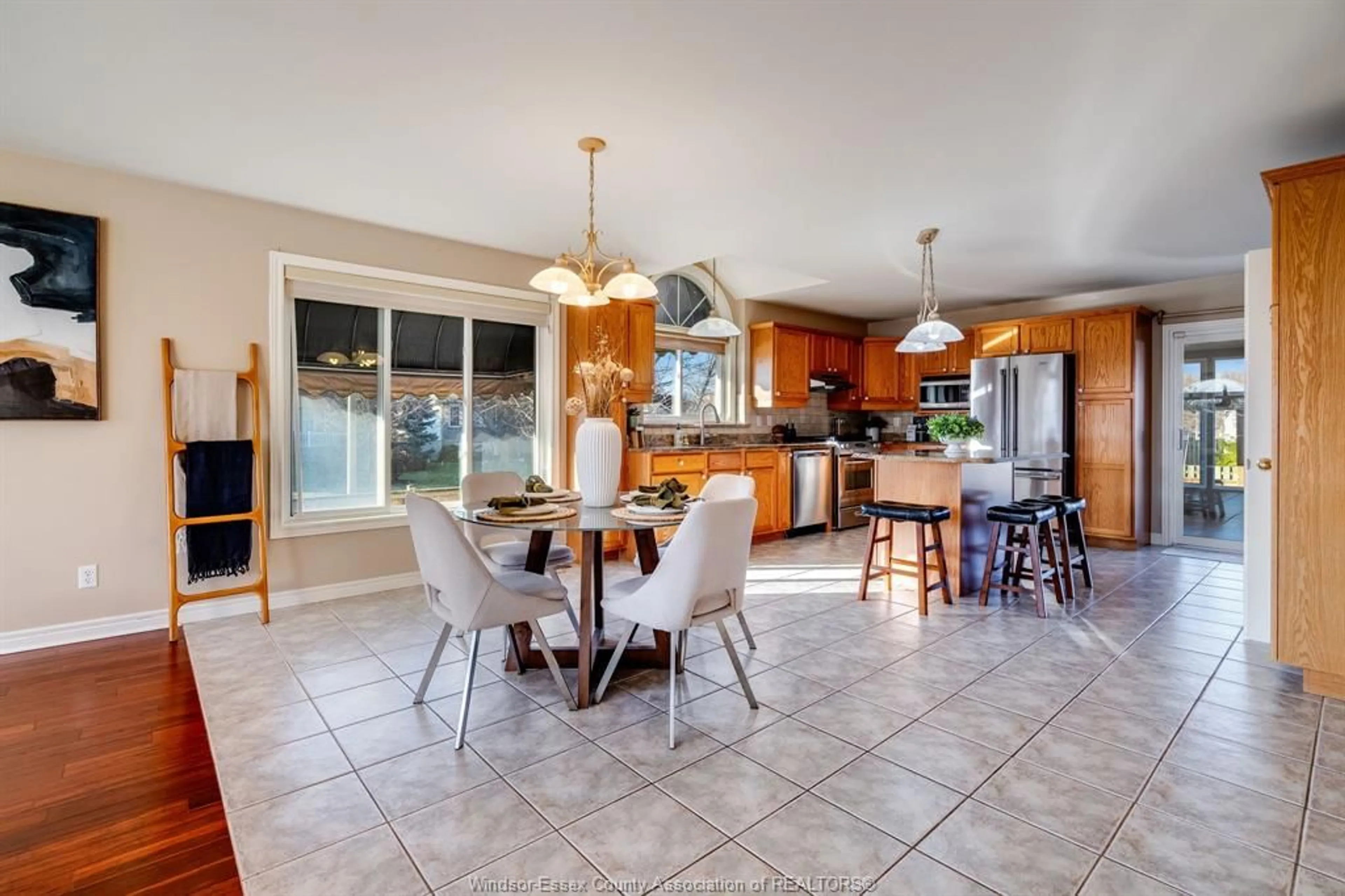 Open concept kitchen, ceramic/tile floor for 140 Station Crt, Kingsville Ontario N9Y 3Z6