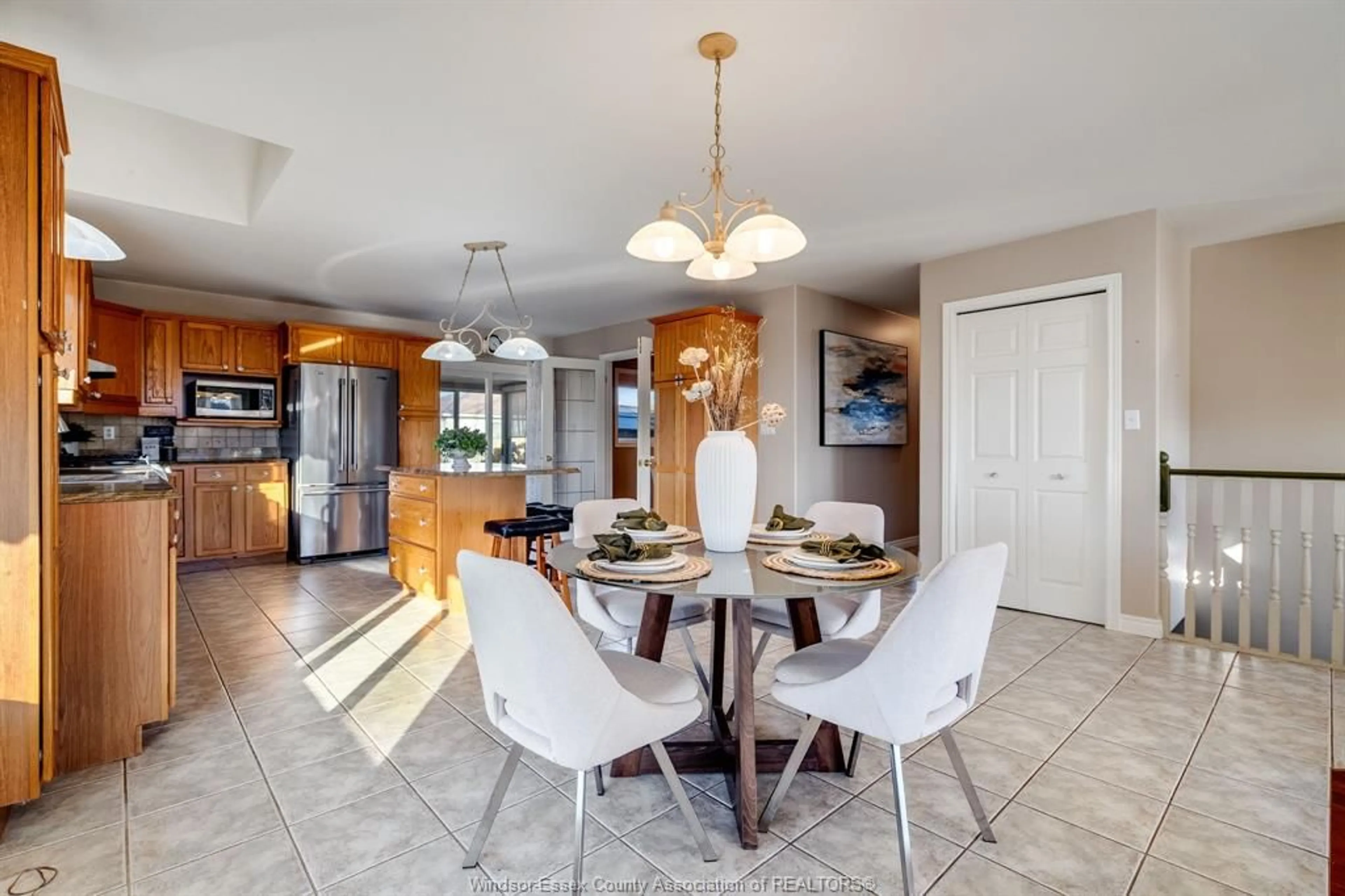 Open concept kitchen, ceramic/tile floor for 140 Station Crt, Kingsville Ontario N9Y 3Z6