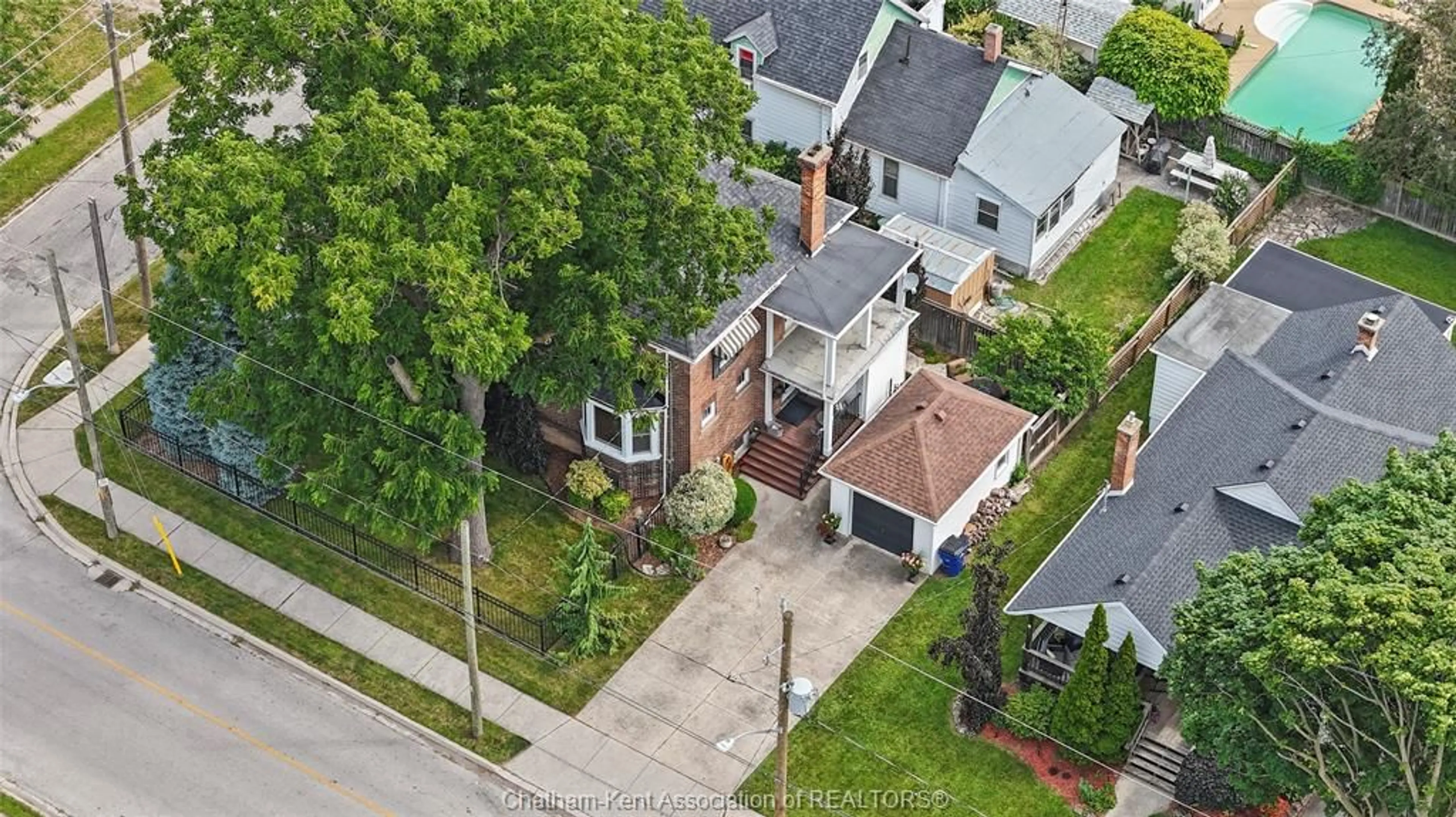 A pic from outside/outdoor area/front of a property/back of a property/a pic from drone, street for 52 Cross St, Chatham Ontario N7M 1K7