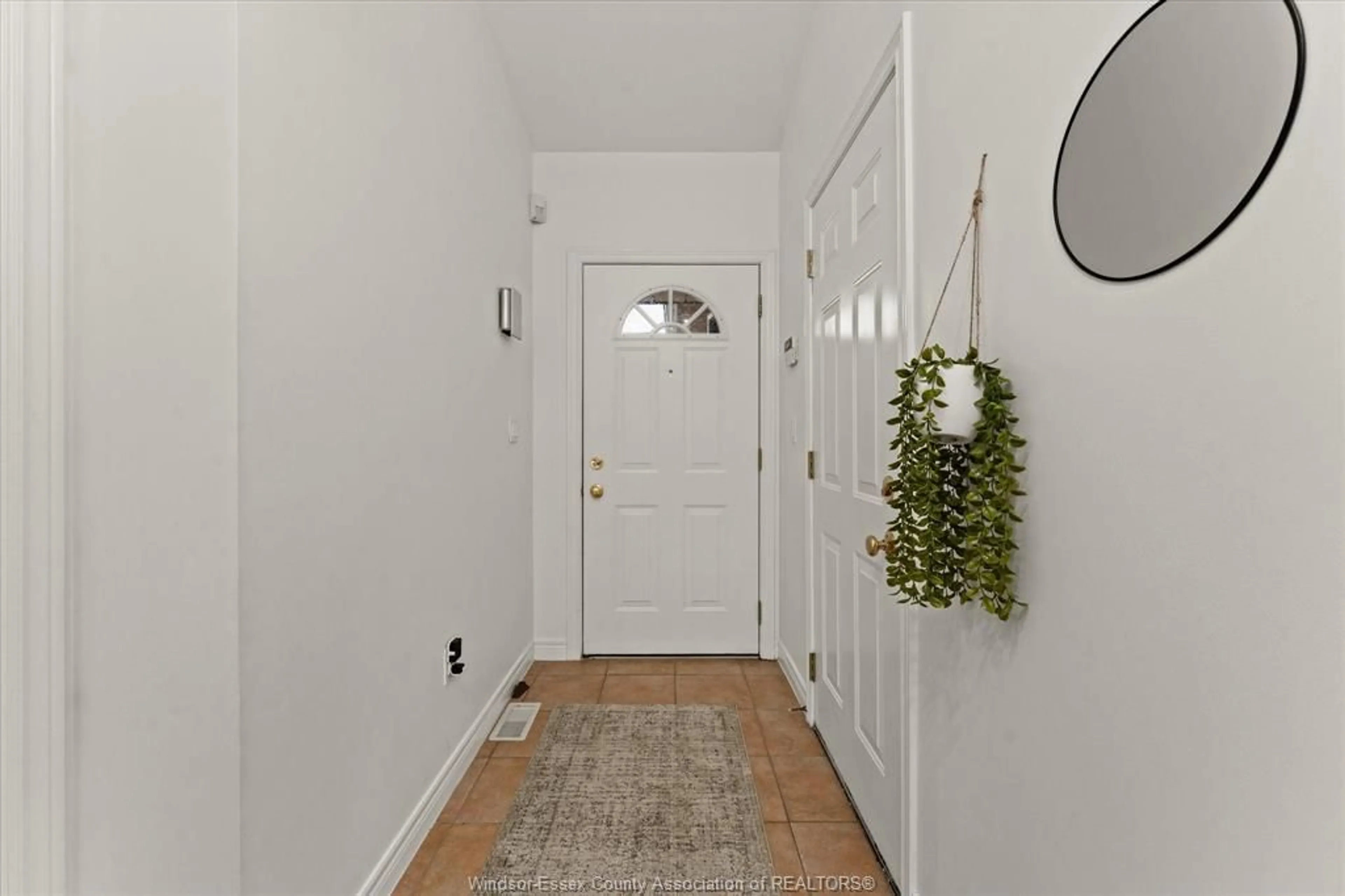 Indoor entryway for 3772 PRAIRIE Crt, Windsor Ontario N9G 2X3