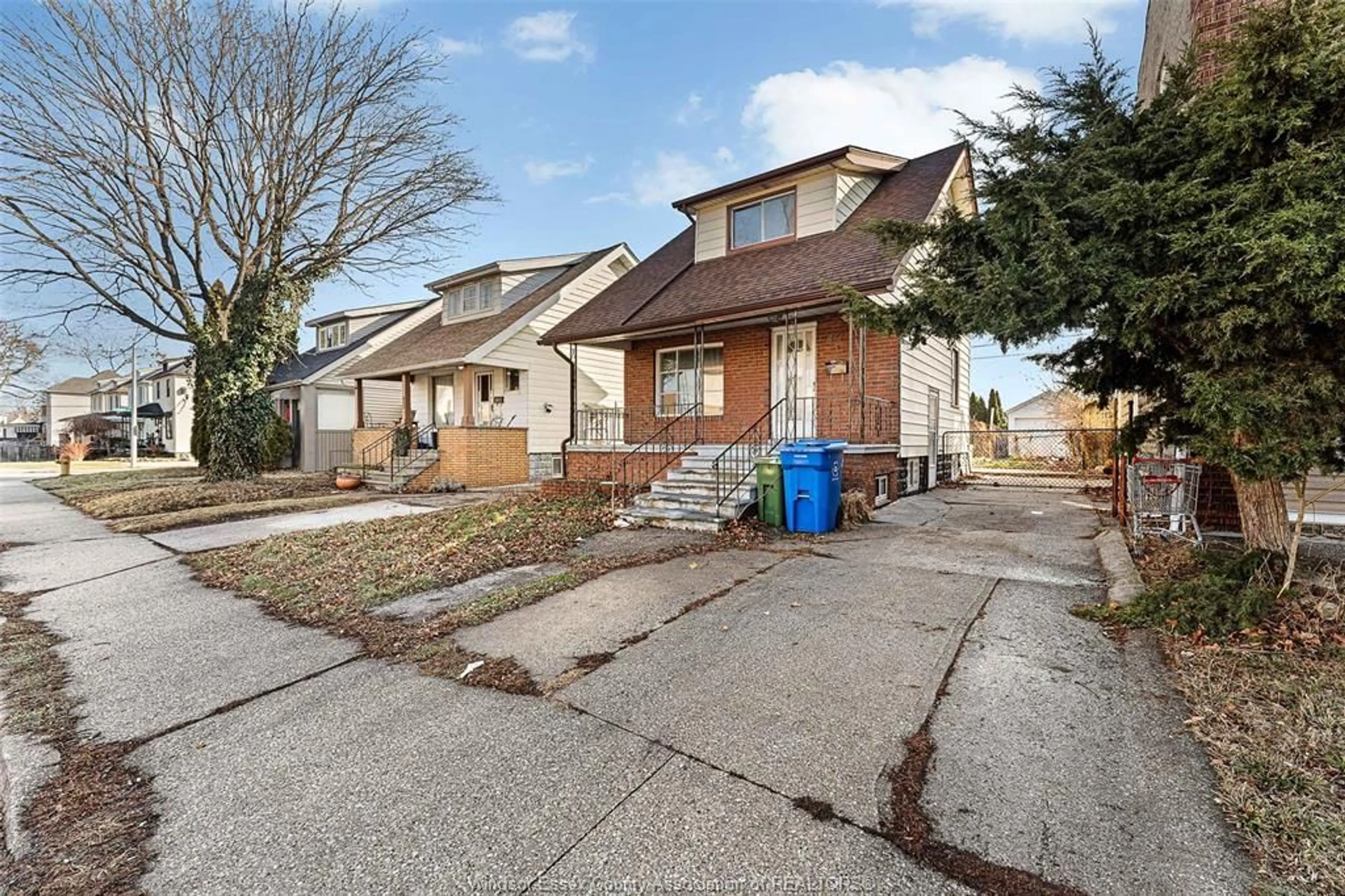 Home with brick exterior material, street for 811 ELLIOTT, Windsor Ontario N9A 3J6