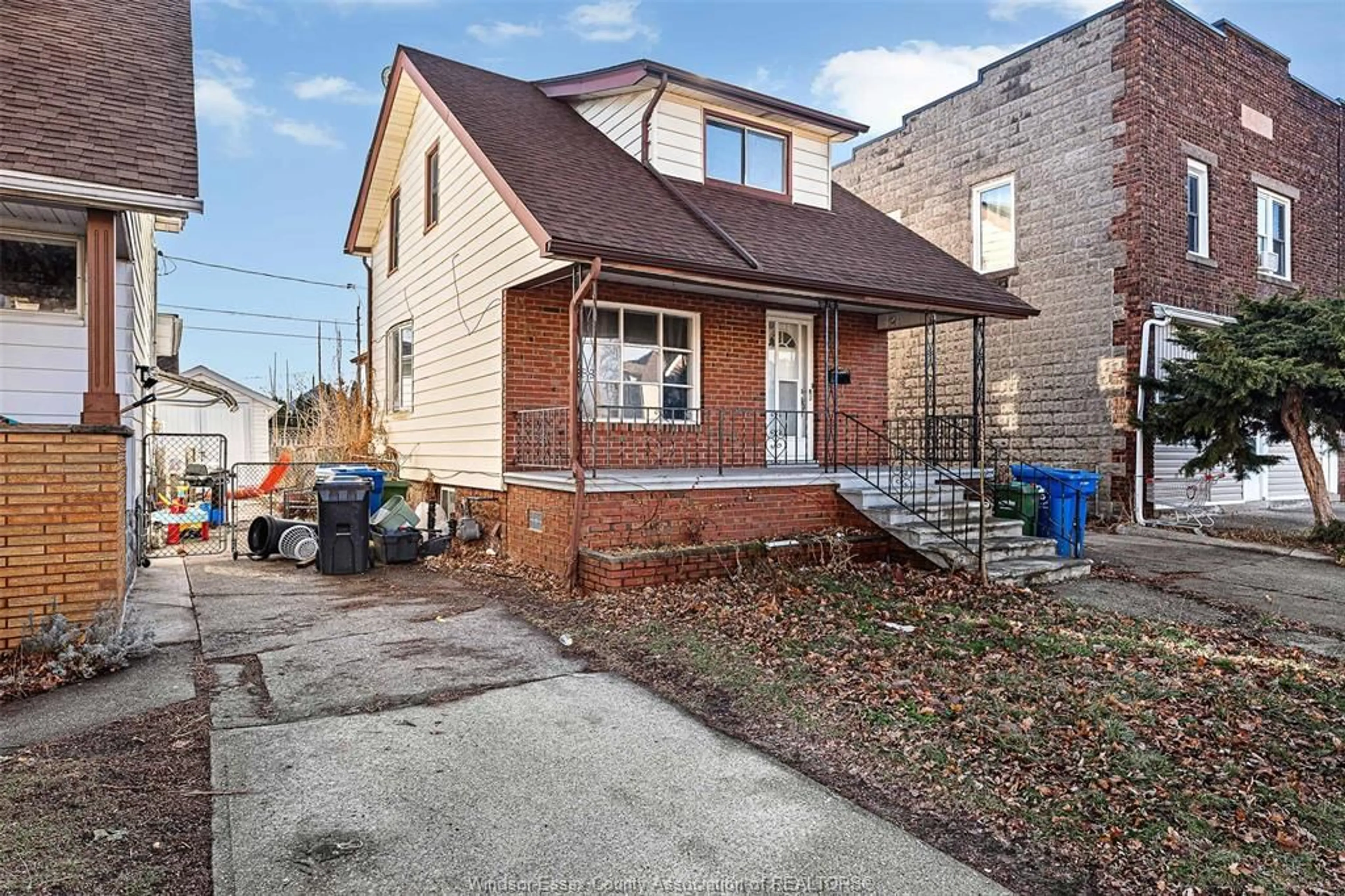 Home with brick exterior material, street for 811 ELLIOTT, Windsor Ontario N9A 3J6