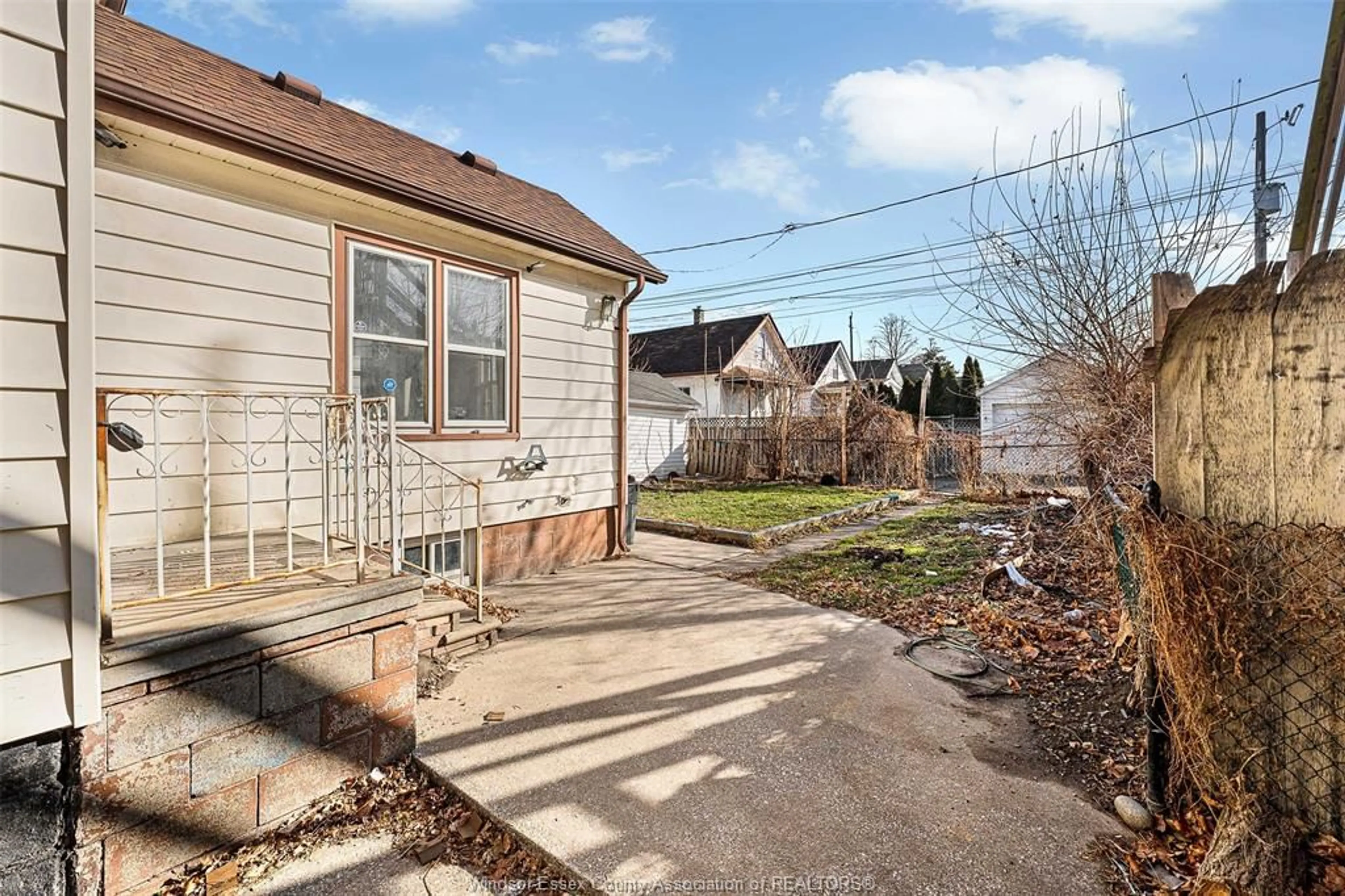Patio, street for 811 ELLIOTT, Windsor Ontario N9A 3J6