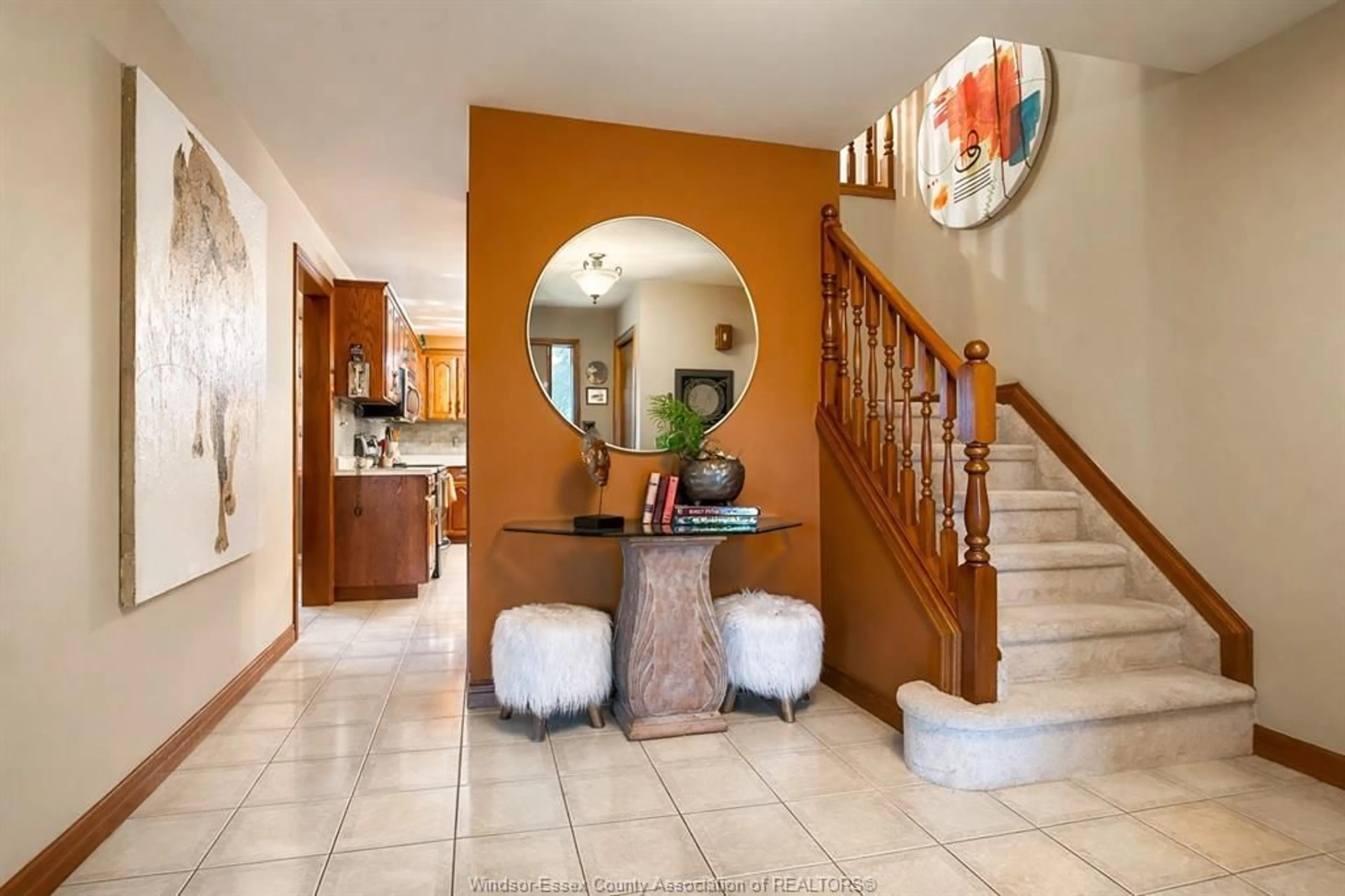 Indoor foyer for 13164 MEADOWLAND, Tecumseh Ontario N8N 4N4