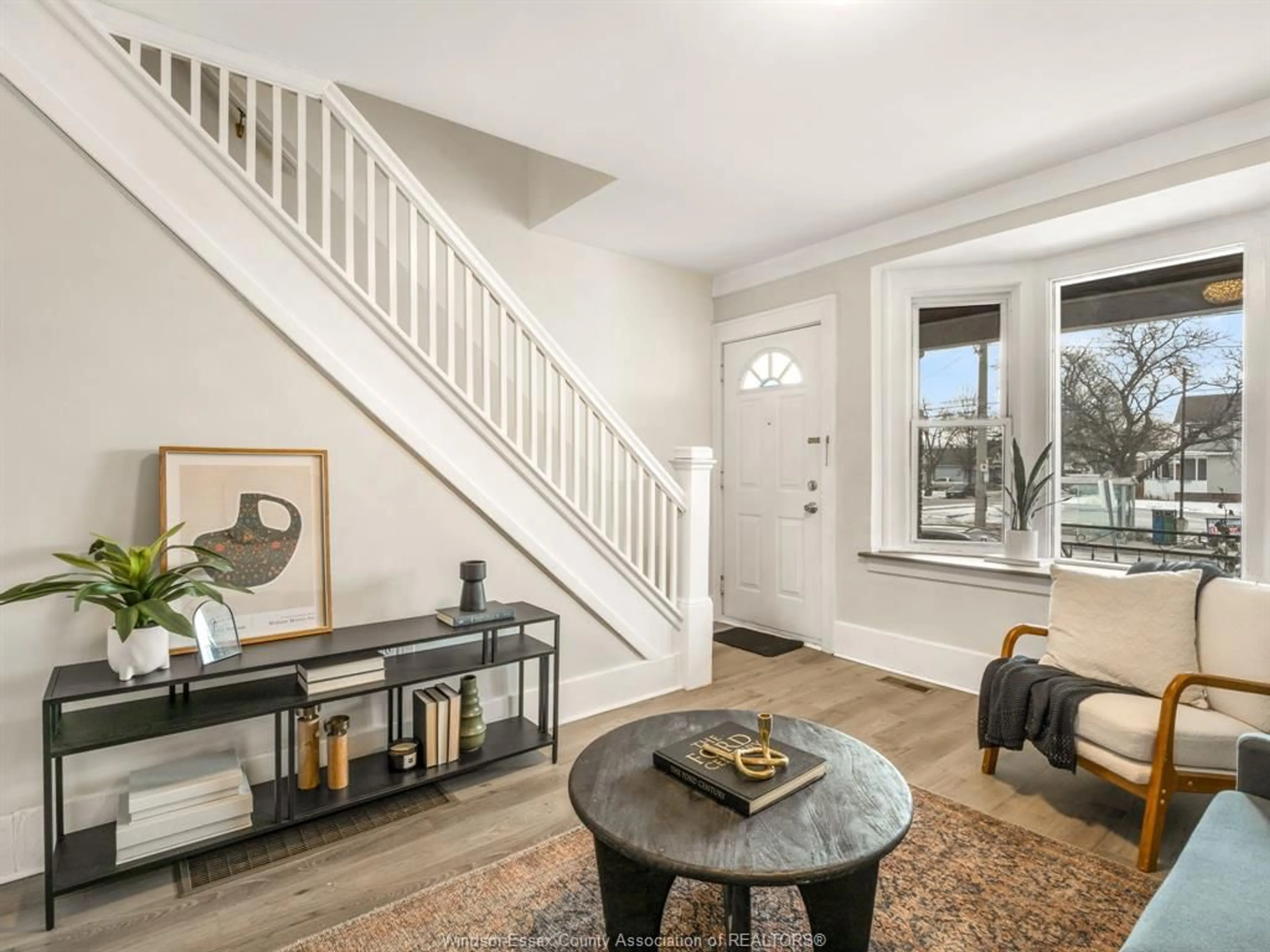 Indoor entryway for 1424 WYANDOTTE St, Windsor Ontario N9B 1H4